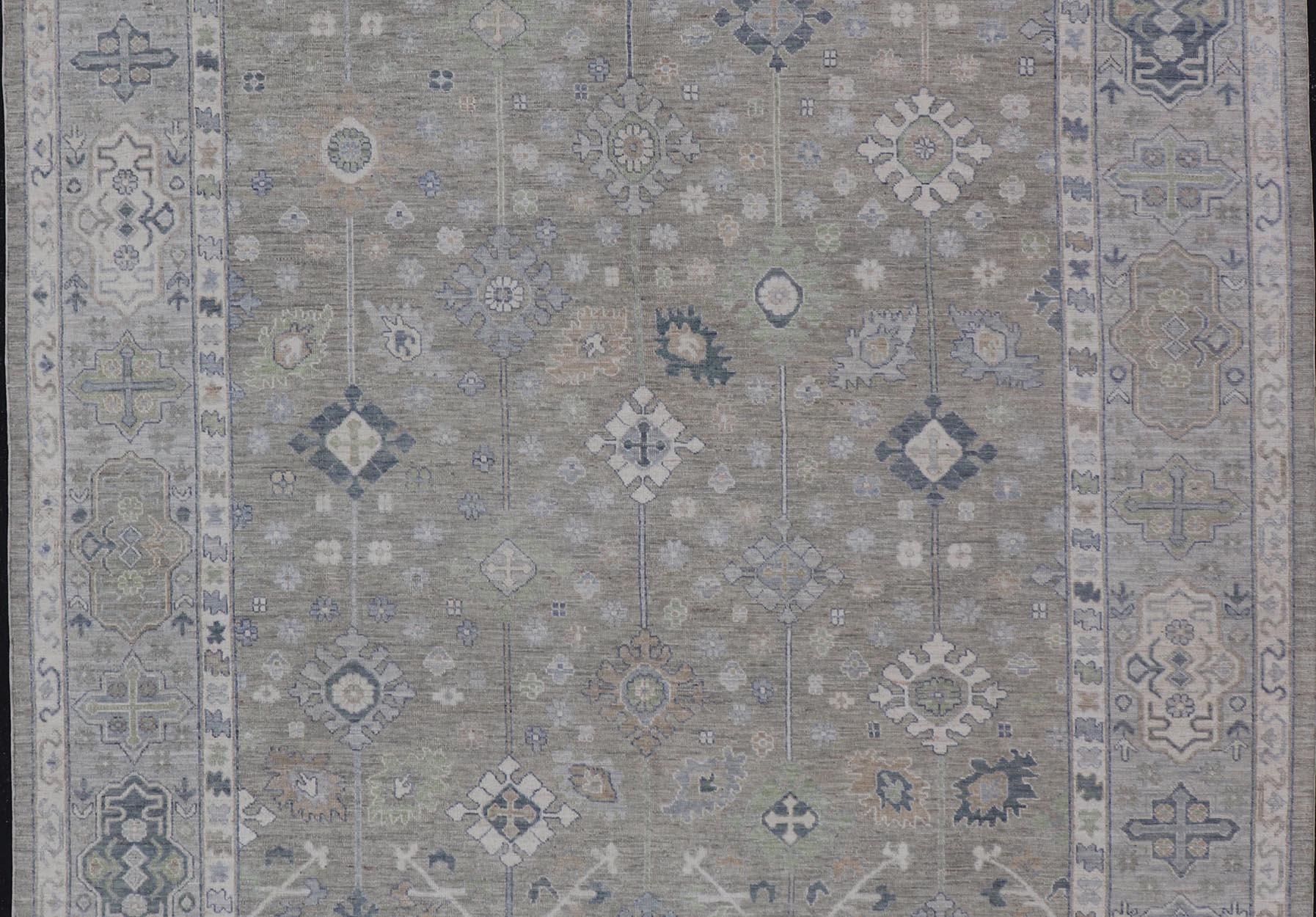 Afghan Tapis Oushak avec champ vert olive et accents doux de bleu, Taupe 10'3 x 13'8 en vente