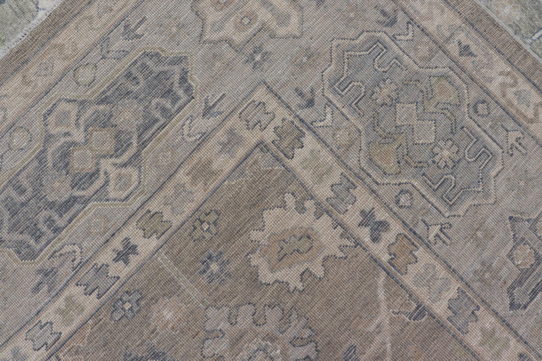 Tapis Oushak avec champ vert olive et accents doux de bleu, Taupe 10'3 x 13'8 Excellent état - En vente à Atlanta, GA