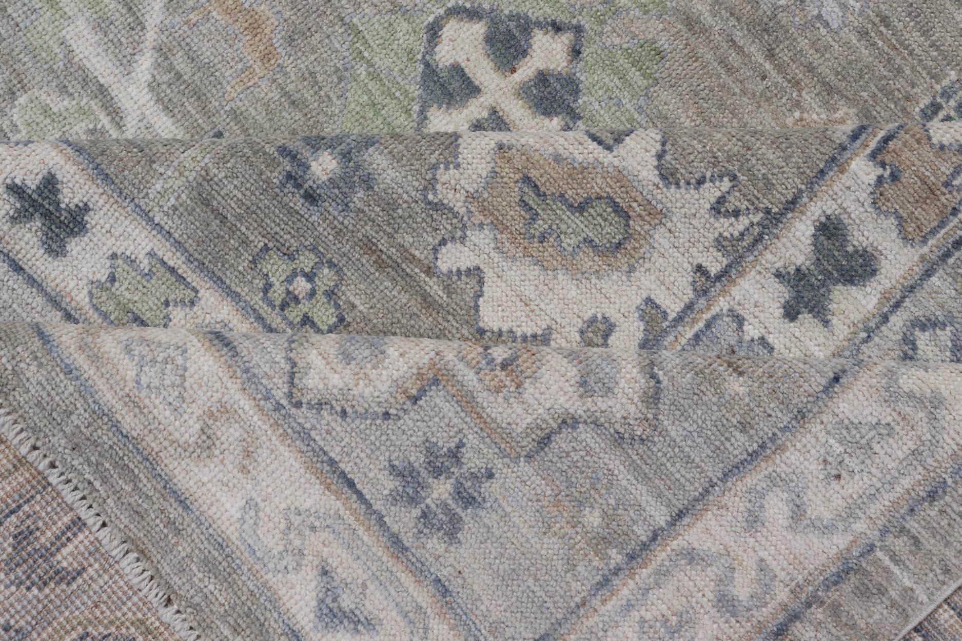 XXIe siècle et contemporain Tapis Oushak avec champ vert olive et accents doux de bleu, Taupe 10'3 x 13'8 en vente