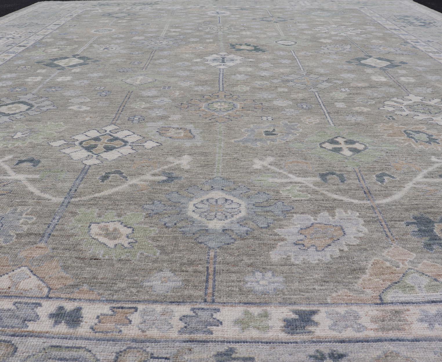 Laine Tapis Oushak avec champ vert olive et accents doux de bleu, Taupe 10'3 x 13'8 en vente