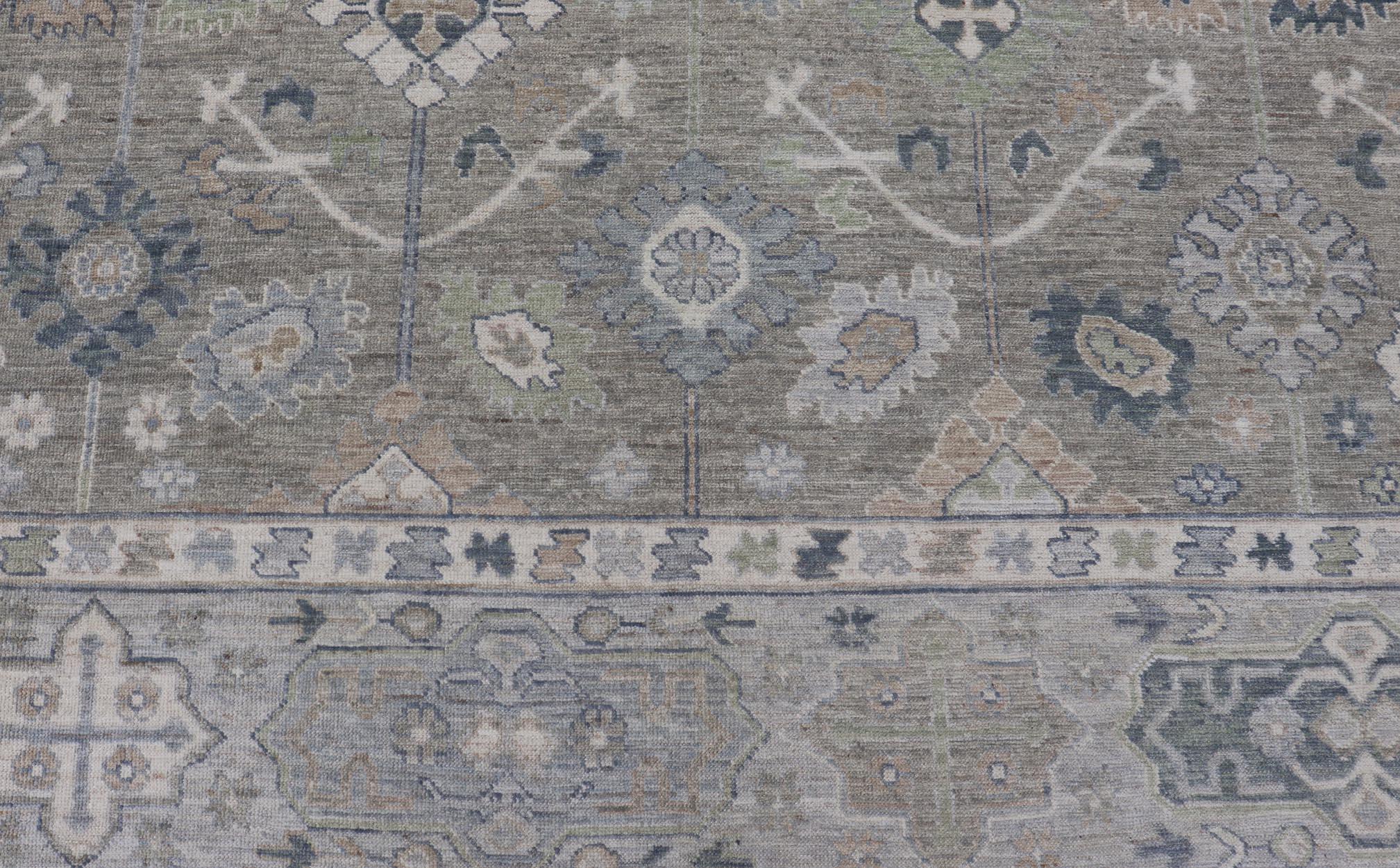 Tapis Oushak avec champ vert olive et accents doux de bleu, Taupe 10'3 x 13'8 en vente 1