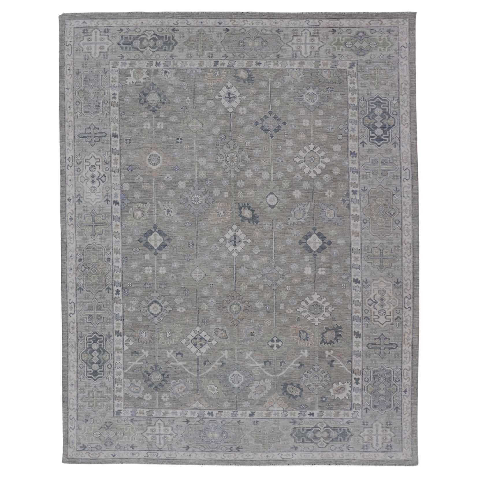 Tapis Oushak avec champ vert olive et accents doux de bleu, Taupe 10'3 x 13'8 en vente