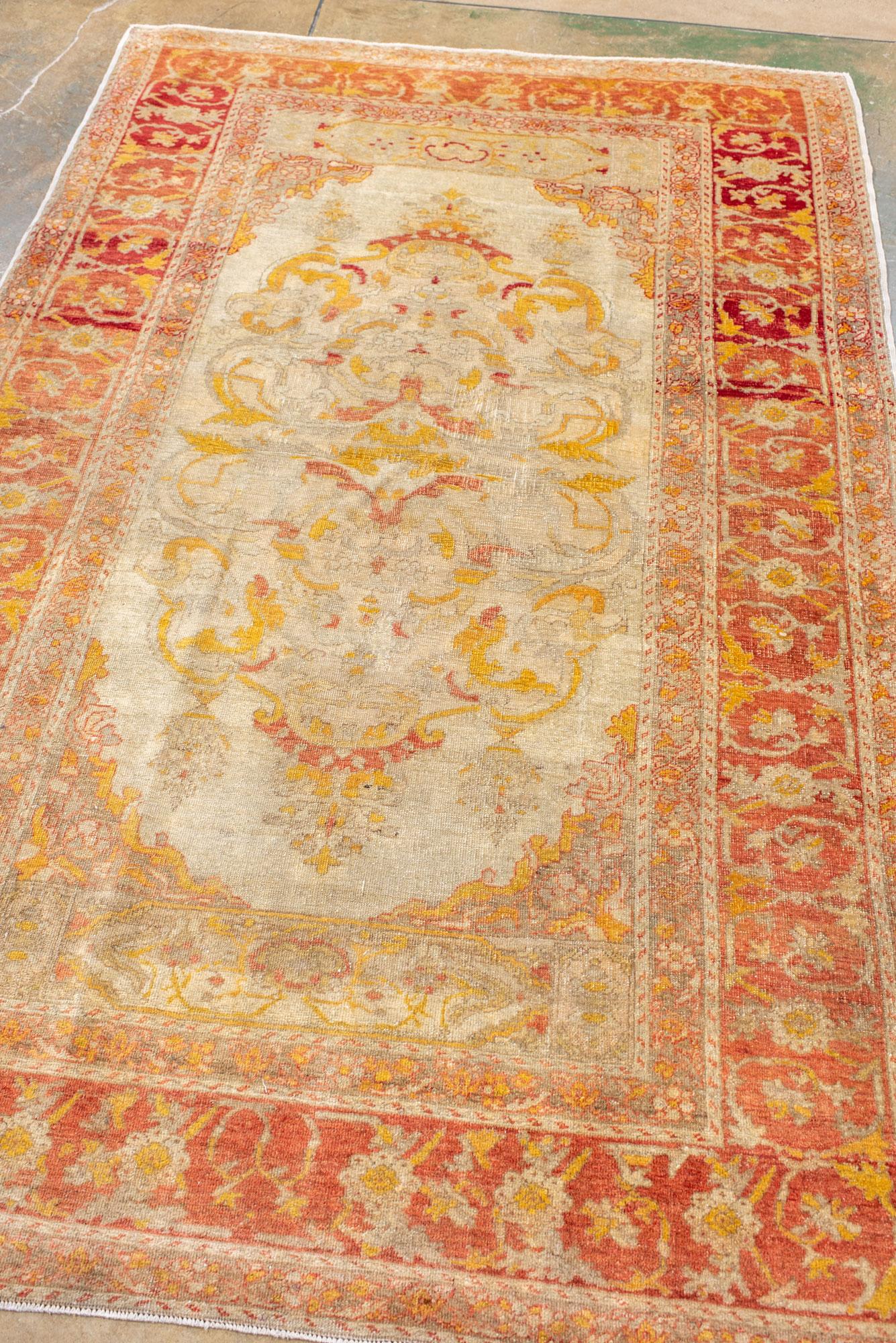 Turc Tapis Oushak avec médaillon ajouré et magnifiques détails dorés en vente