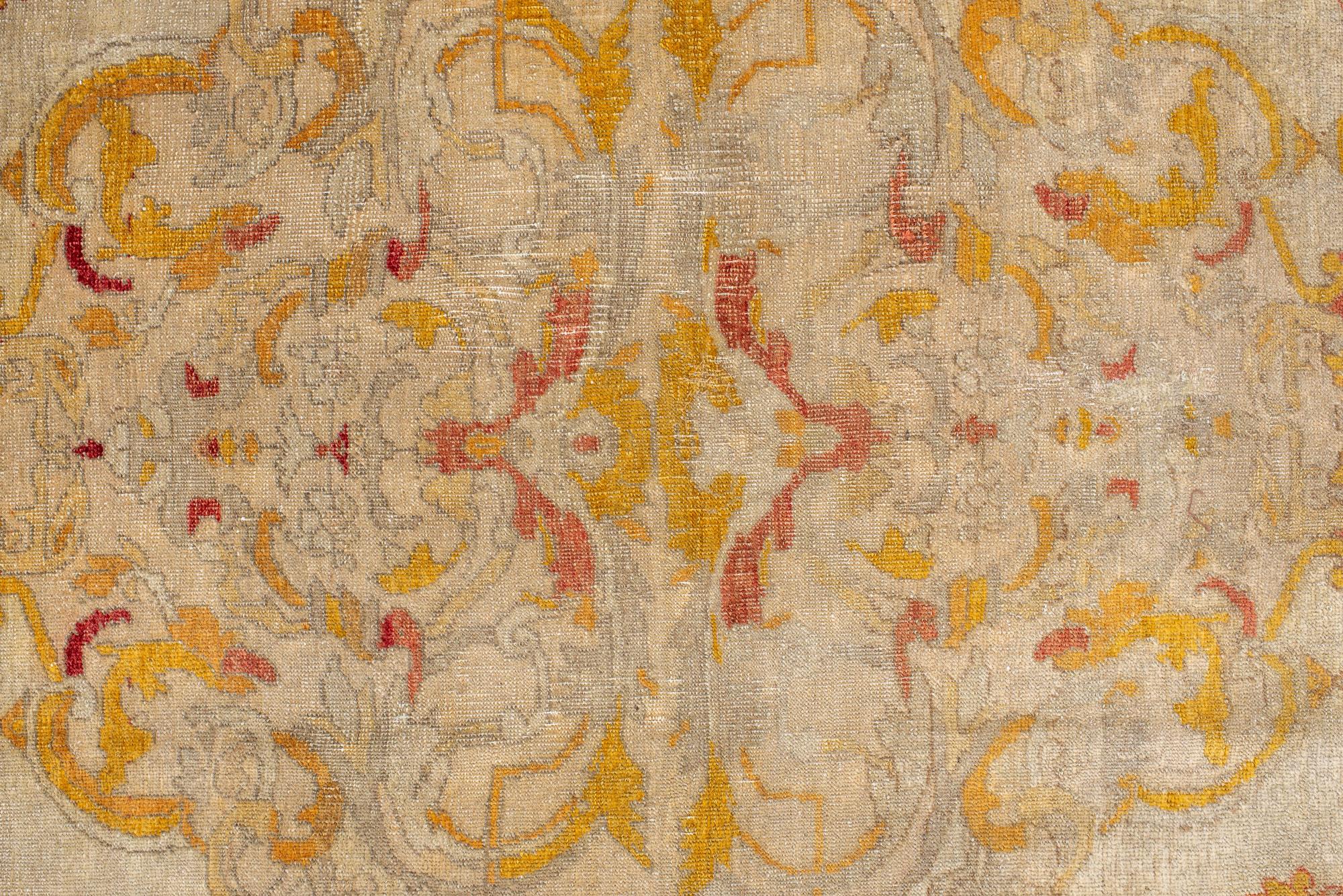 Noué à la main Tapis Oushak avec médaillon ajouré et magnifiques détails dorés en vente