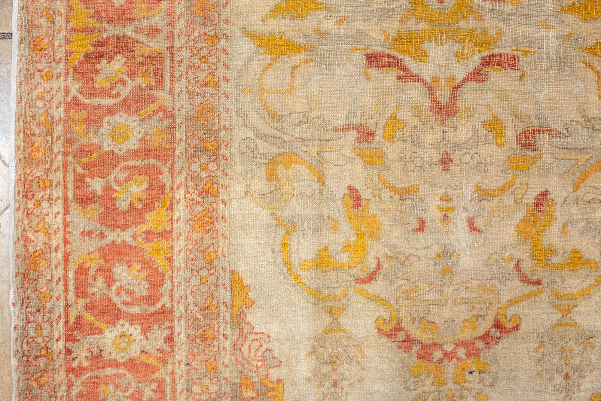 Tapis Oushak avec médaillon ajouré et magnifiques détails dorés Bon état - En vente à New York, NY