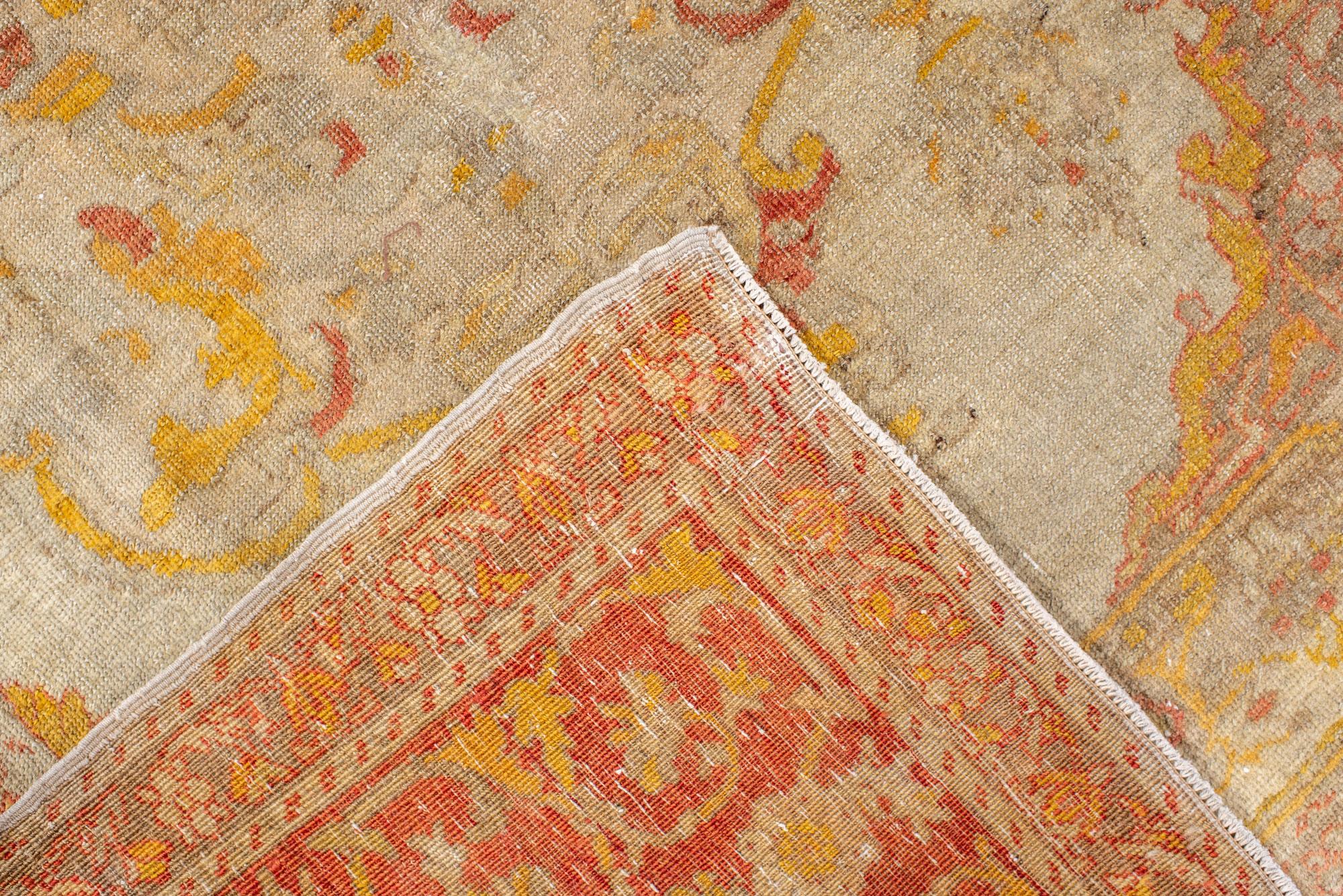 20ième siècle Tapis Oushak avec médaillon ajouré et magnifiques détails dorés en vente