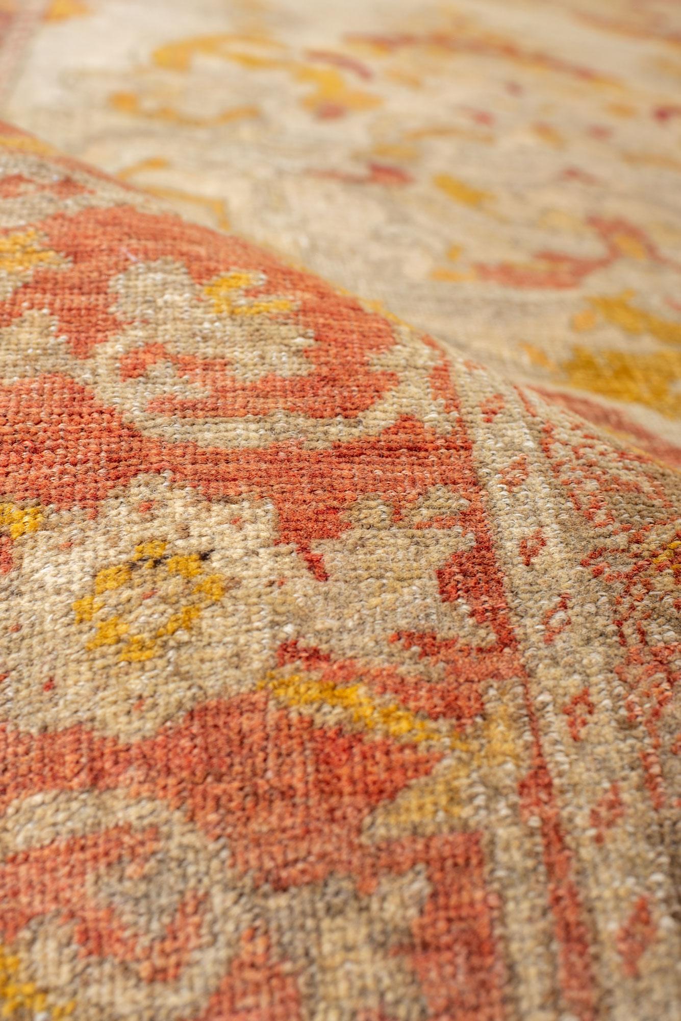Laine Tapis Oushak avec médaillon ajouré et magnifiques détails dorés en vente