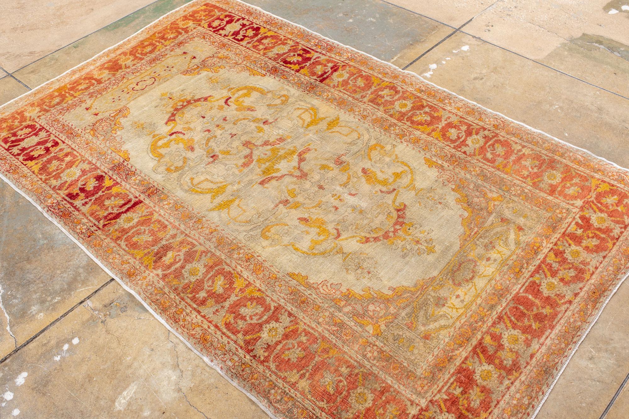 Tapis Oushak avec médaillon ajouré et magnifiques détails dorés en vente 1