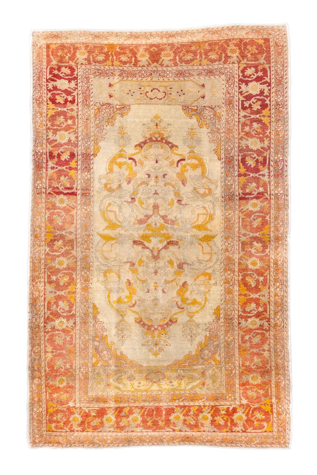 Tapis Oushak avec médaillon ajouré et magnifiques détails dorés en vente
