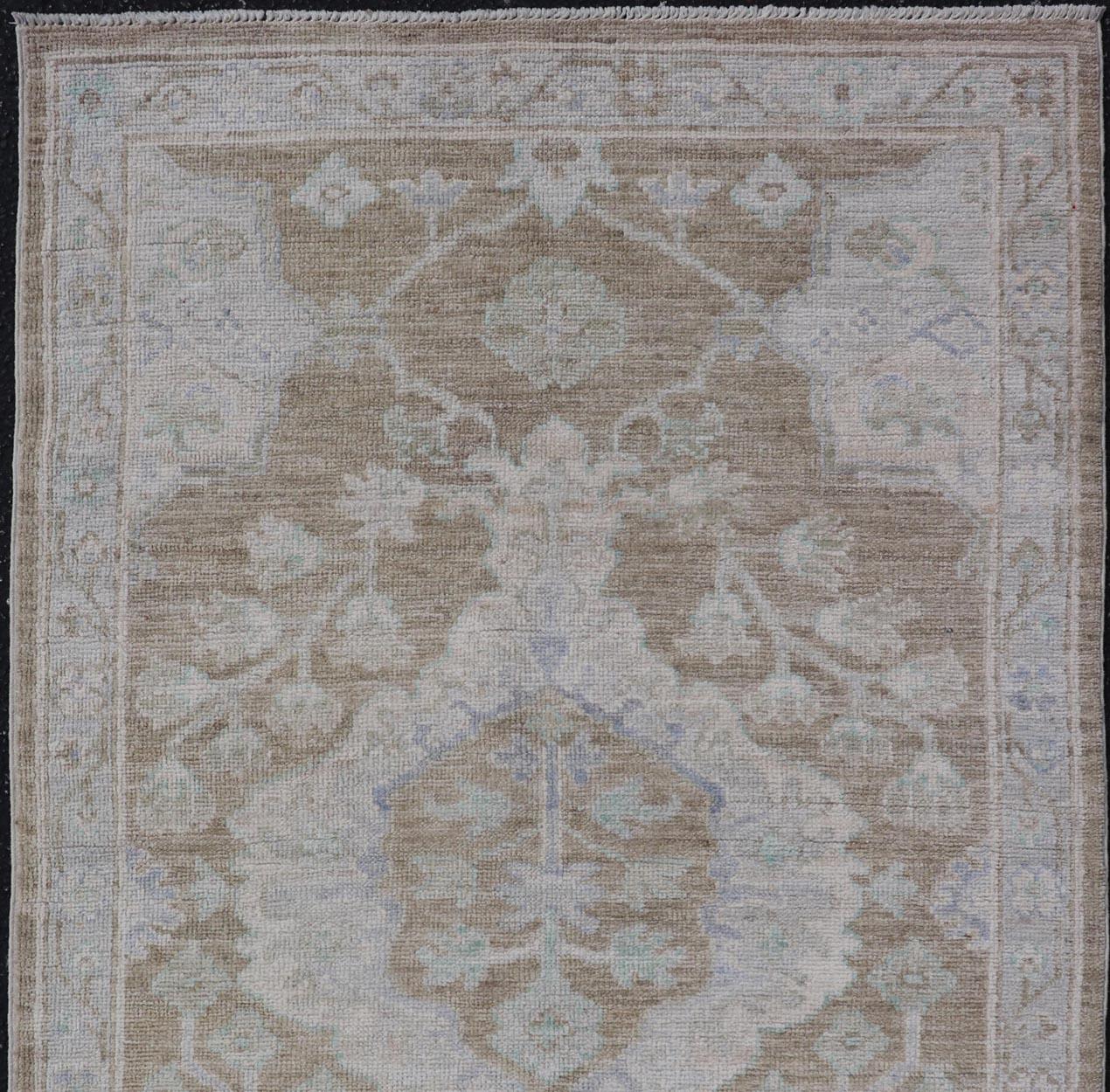Misure: 2'11 x 5'0 
Tappeto Oushak dai toni caldi del beige e dell'avorio accentati dal blu tenue 2'11 x 5'0 Keivan Woven Arts; tappeto AWR-122 Paese d'origine: Afghanistan Tipo: Oushak Design.
Questo tappeto Modern Oushak offre una miscela