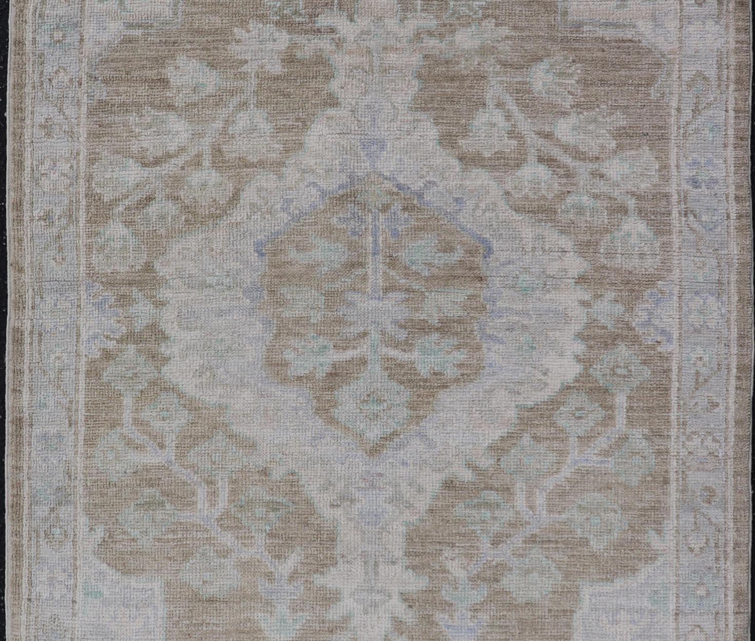 Afghano Tappeto Oushak con toni caldi di beige e avorio accentati da un morbido blu 2'11 x 5'0 in vendita