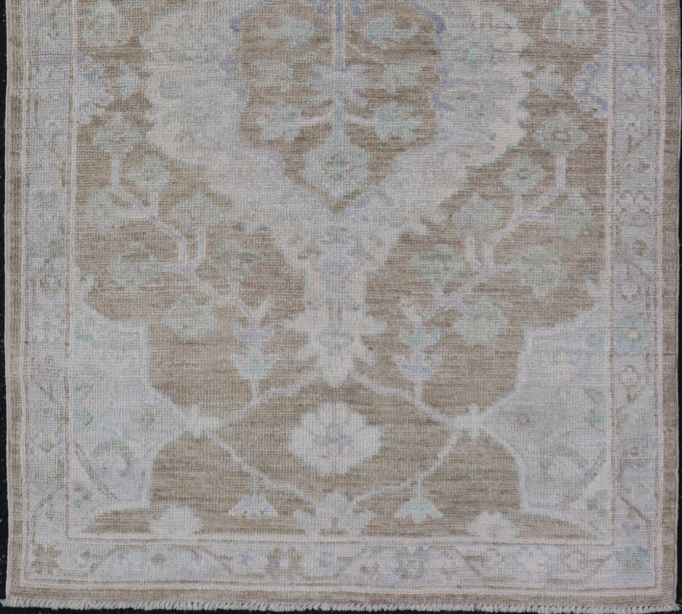 Annodato a mano Tappeto Oushak con toni caldi di beige e avorio accentati da un morbido blu 2'11 x 5'0 in vendita