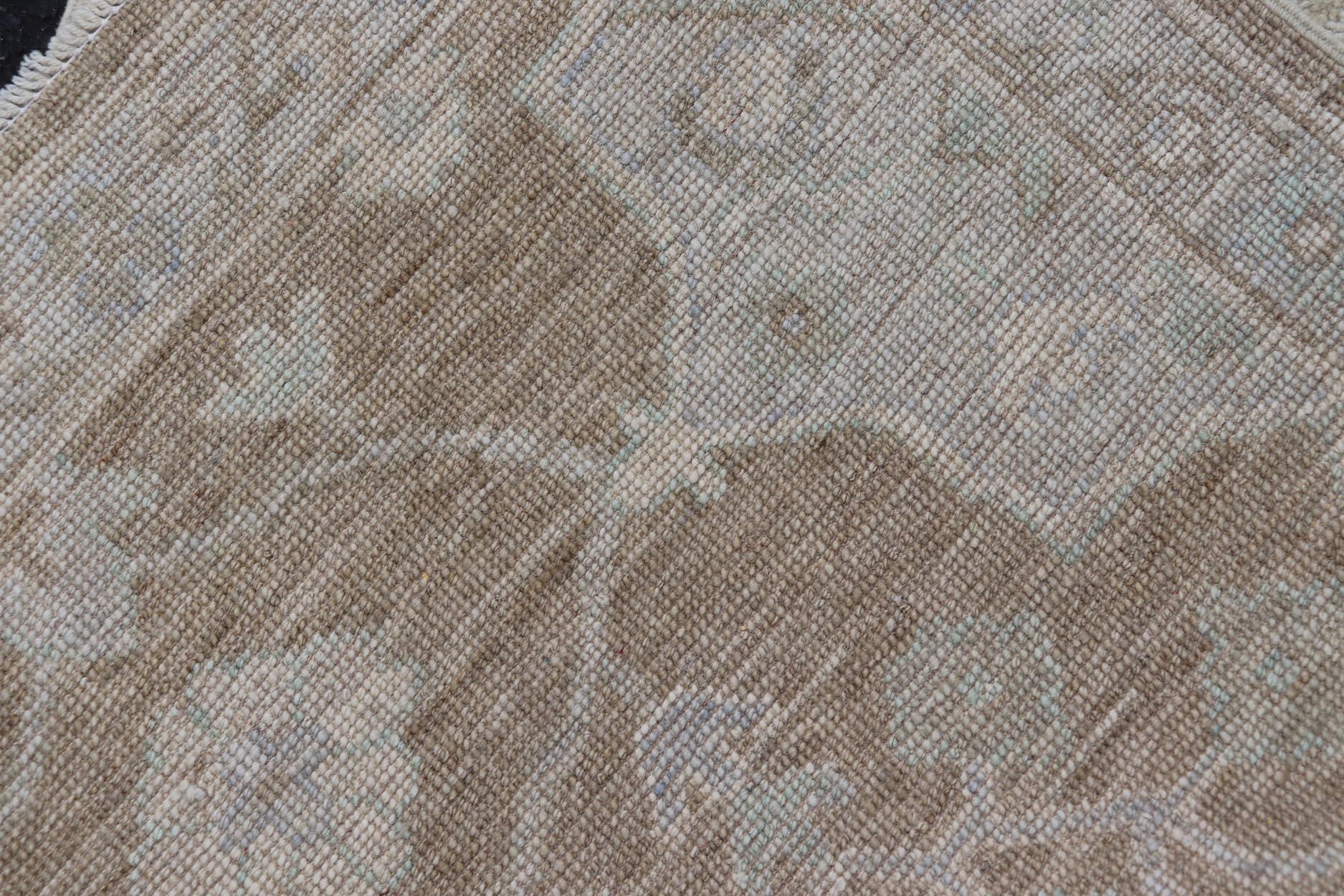 Tappeto Oushak con toni caldi di beige e avorio accentati da un morbido blu 2'11 x 5'0 In condizioni Nuovo in vendita a Atlanta, GA