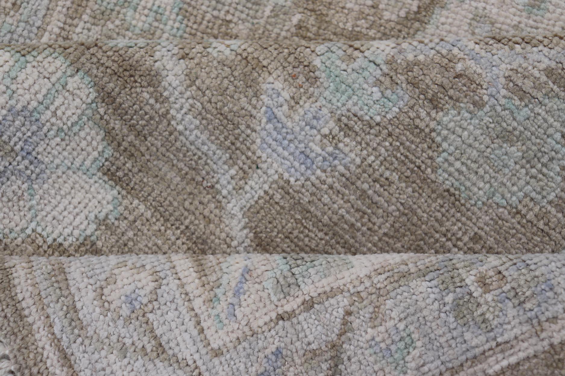 XXI secolo e contemporaneo Tappeto Oushak con toni caldi di beige e avorio accentati da un morbido blu 2'11 x 5'0 in vendita