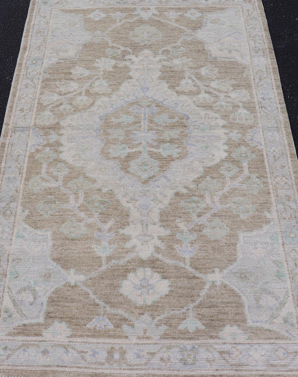Lana Tappeto Oushak con toni caldi di beige e avorio accentati da un morbido blu 2'11 x 5'0 in vendita