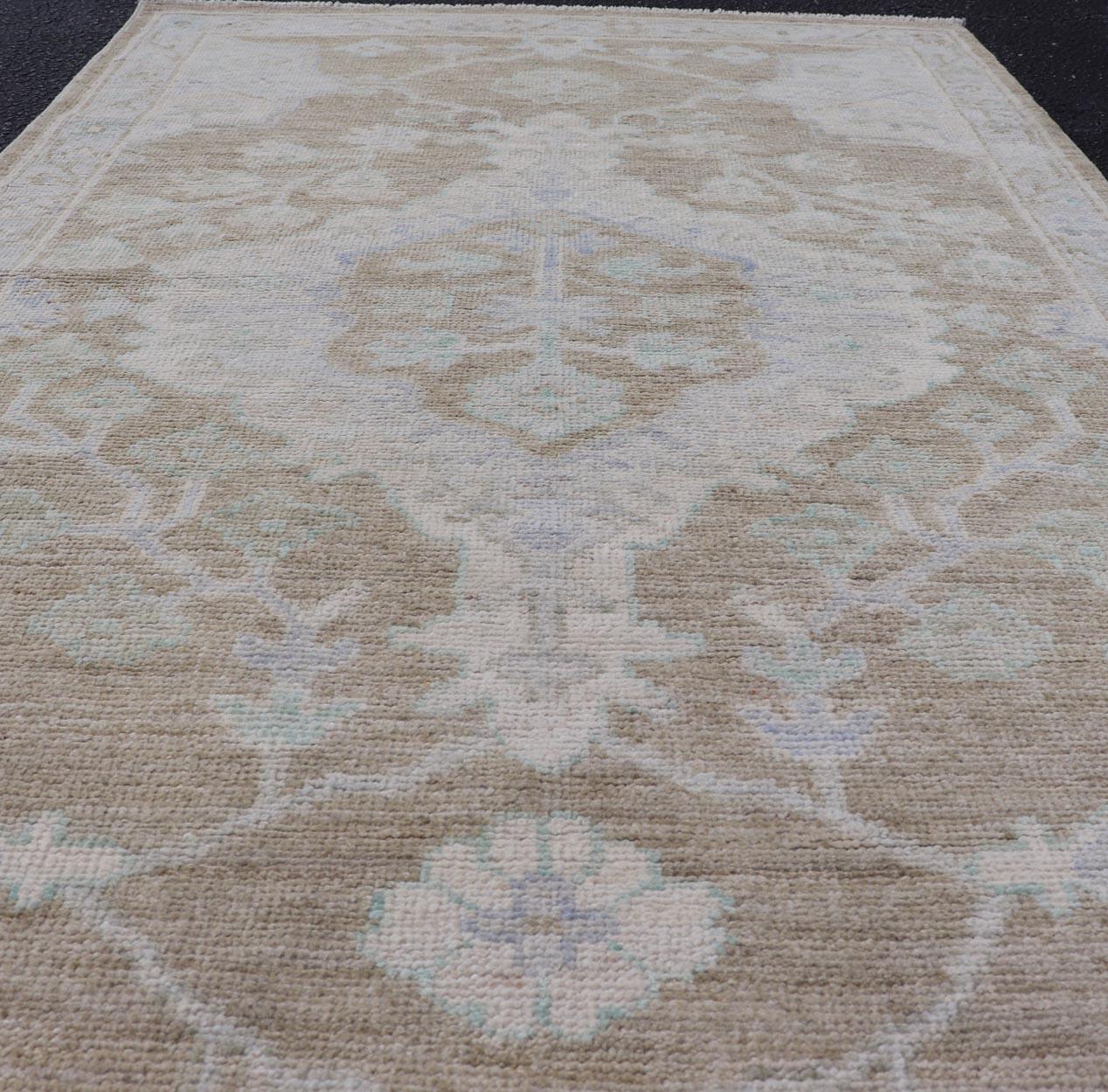 Tappeto Oushak con toni caldi di beige e avorio accentati da un morbido blu 2'11 x 5'0 in vendita 1