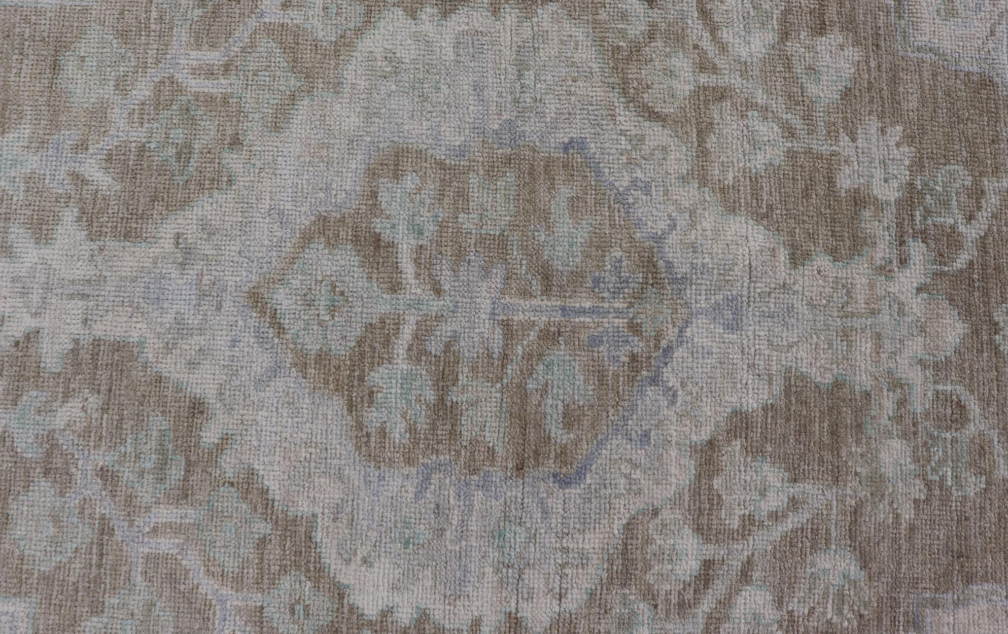 Tappeto Oushak con toni caldi di beige e avorio accentati da un morbido blu 2'11 x 5'0 in vendita 2