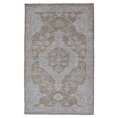 Tappeto Oushak con toni caldi di beige e avorio accentati da un morbido blu 2'11 x 5'0