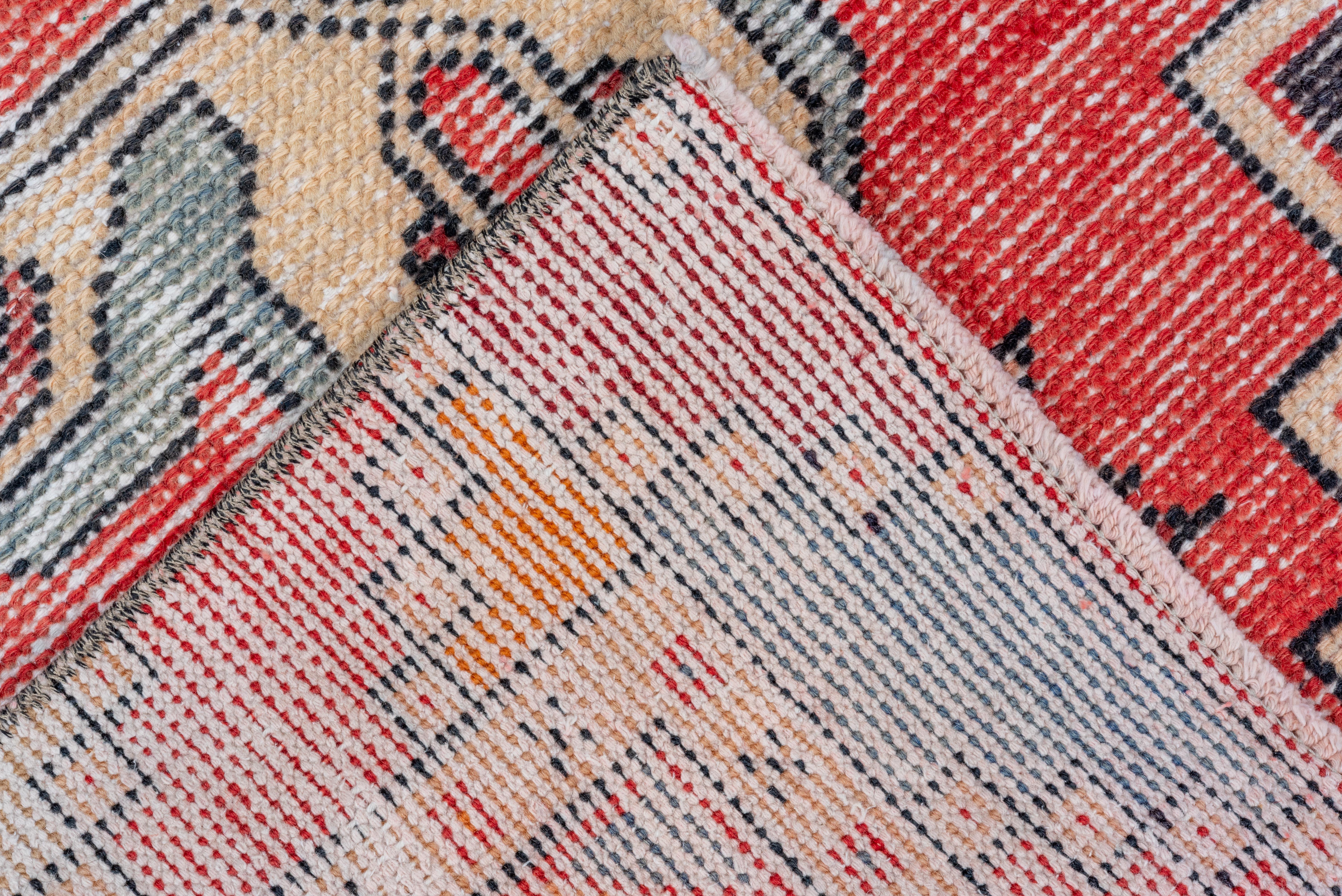 Oushak Läufer - Karmesinrotes Medaillon-Design mit aufgeweichten Stammesmotiven im Zustand „Gut“ im Angebot in New York, NY
