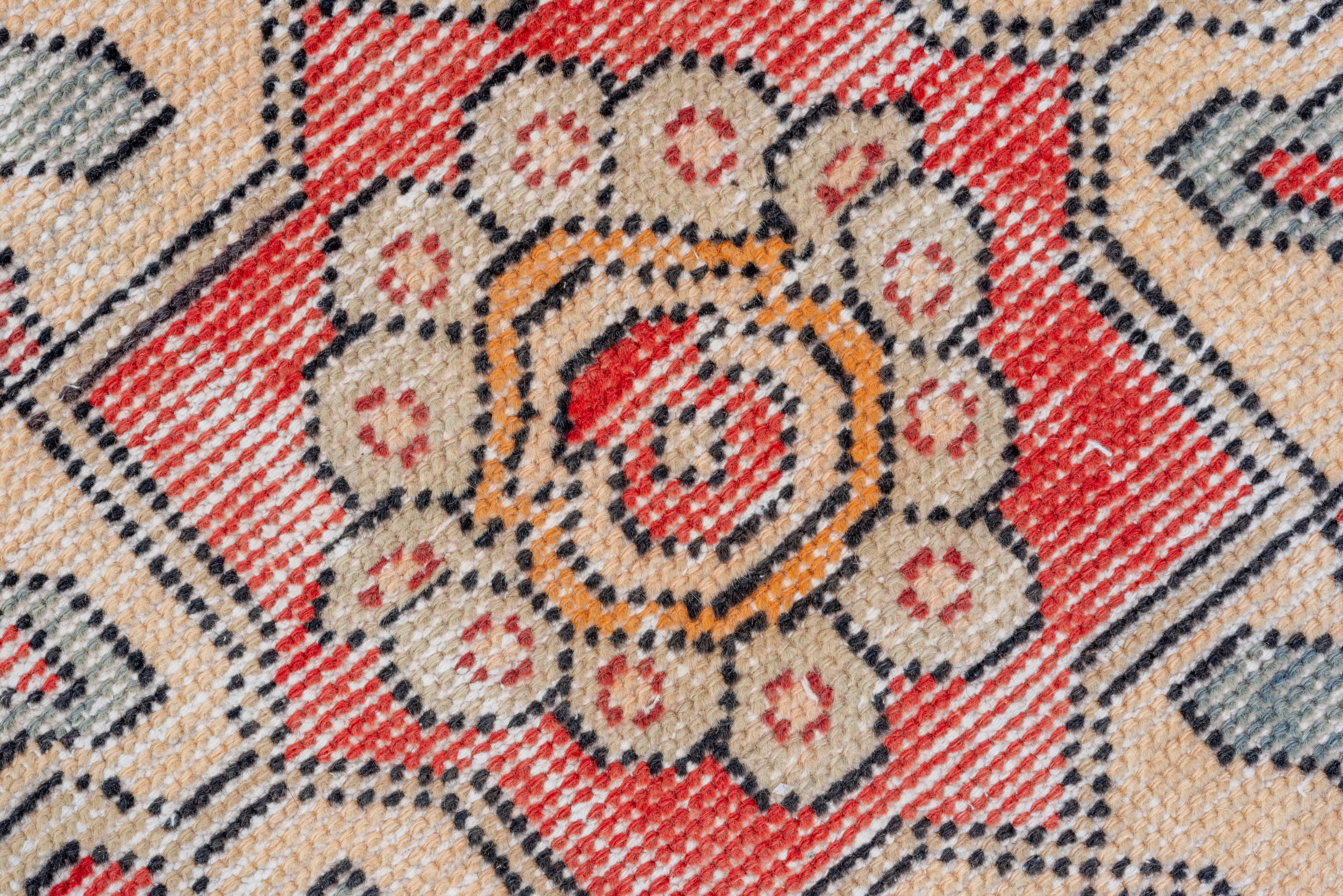 Oushak Läufer - Karmesinrotes Medaillon-Design mit aufgeweichten Stammesmotiven (Wolle) im Angebot