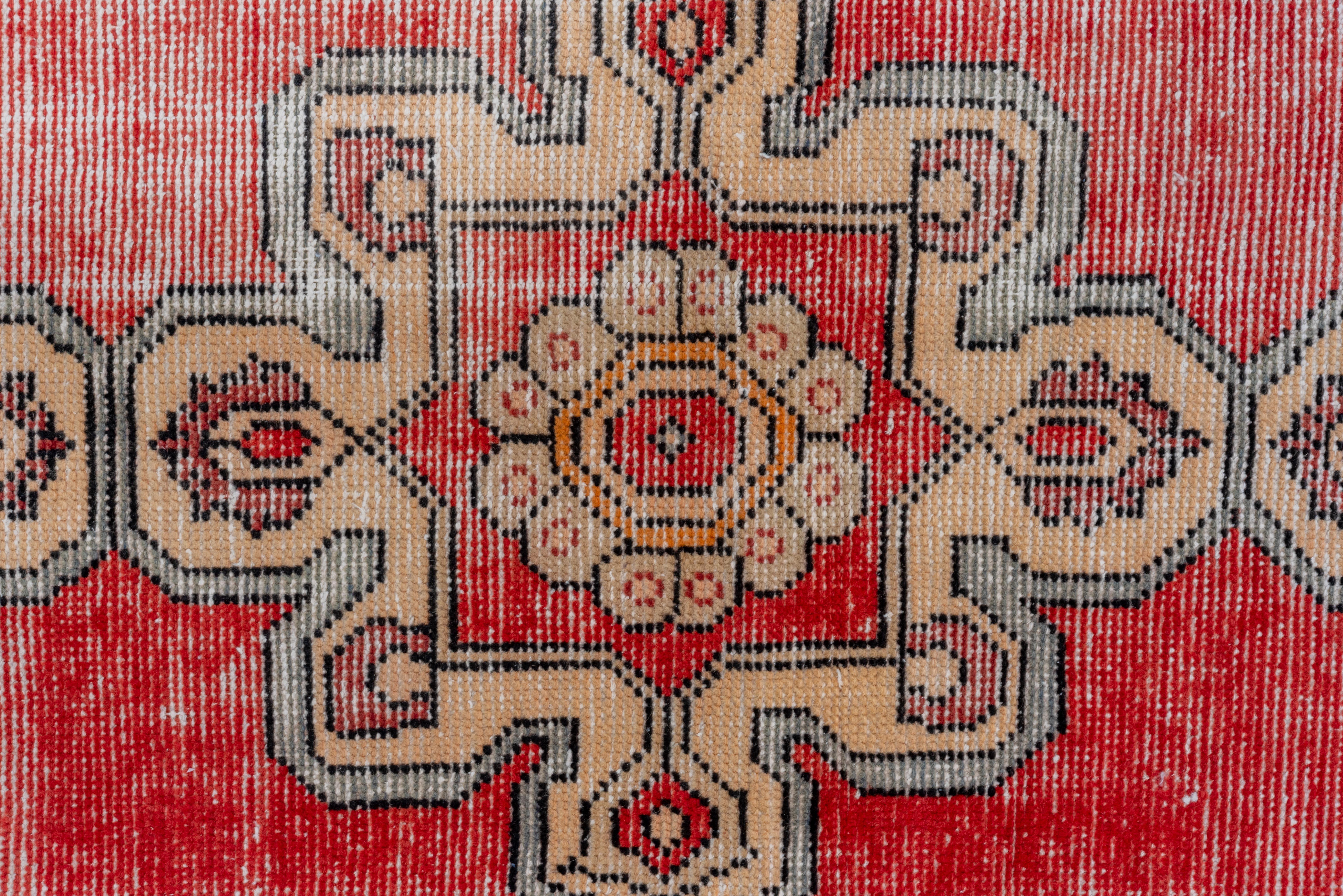 Oushak Läufer - Karmesinrotes Medaillon-Design mit aufgeweichten Stammesmotiven im Angebot 1