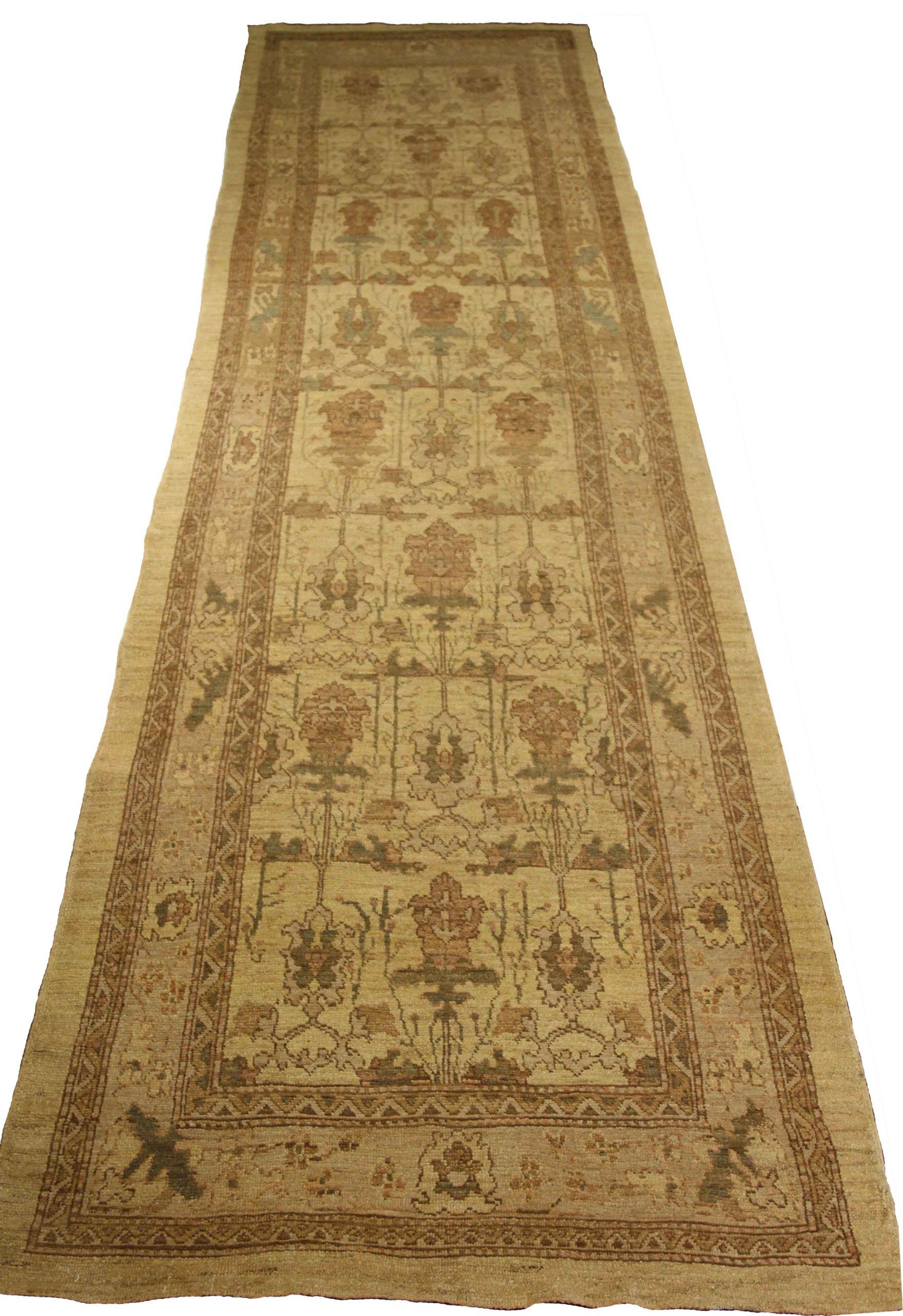 Scopri l'eleganza di questo tappeto Runner Oushak, unico nel suo genere, risalente al 1990. Progettato con una meticolosa attenzione ai dettagli, questo design esclusivo è perfetto per valorizzare il tuo spazio.