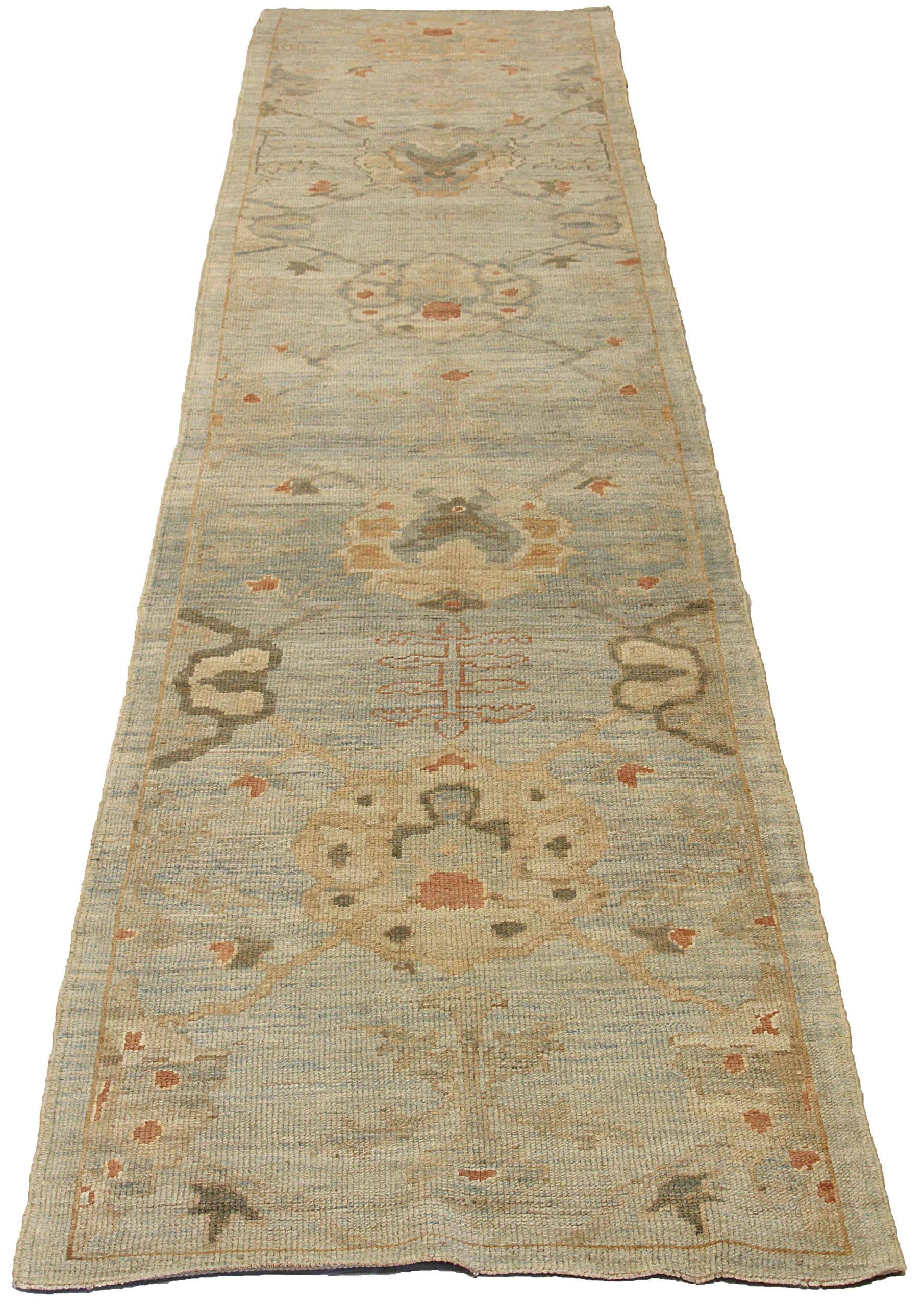 Scopri l'eleganza di questo tappeto Runner Oushak, unico nel suo genere, risalente al 1990. Progettato con una meticolosa attenzione ai dettagli, questo design esclusivo è perfetto per valorizzare il tuo spazio.