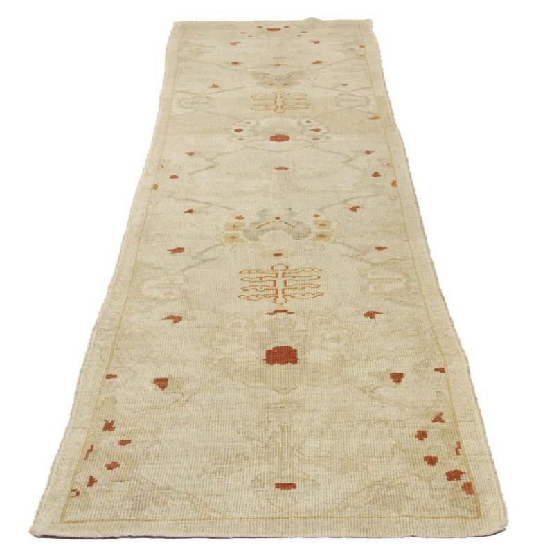 Découvrez l'élégance de ce tapis de course Oushak unique en son genre, datant de 1990. Conçu avec une attention méticuleuse aux détails, ce design exclusif est parfait pour mettre en valeur votre espace.