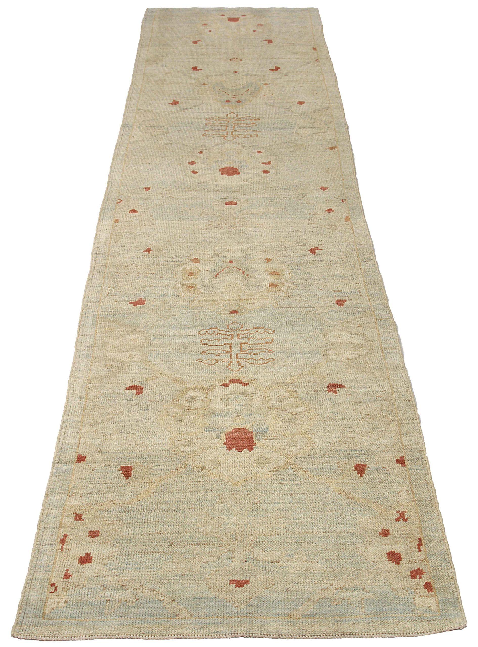Découvrez l'élégance de ce tapis de course Oushak unique en son genre, datant de 1990. Conçu avec une attention méticuleuse aux détails, ce design exclusif est parfait pour mettre en valeur votre espace.