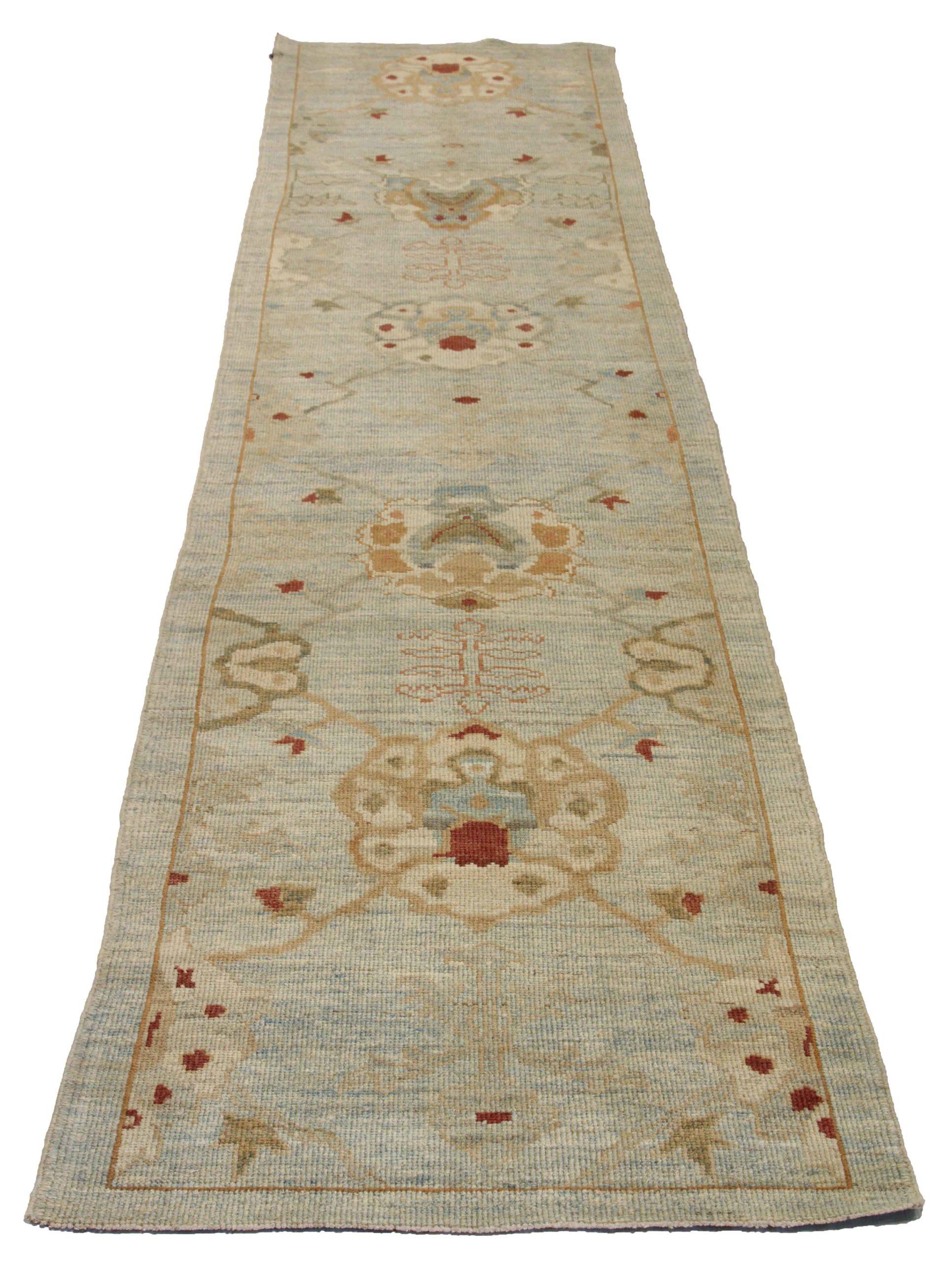 Descubre la elegancia de esta exclusiva Alfombra de Corredor Oushak de Circa 1990. Diseñado con meticulosa atención al detalle, este diseño exclusivo es perfecto para realzar tu espacio.