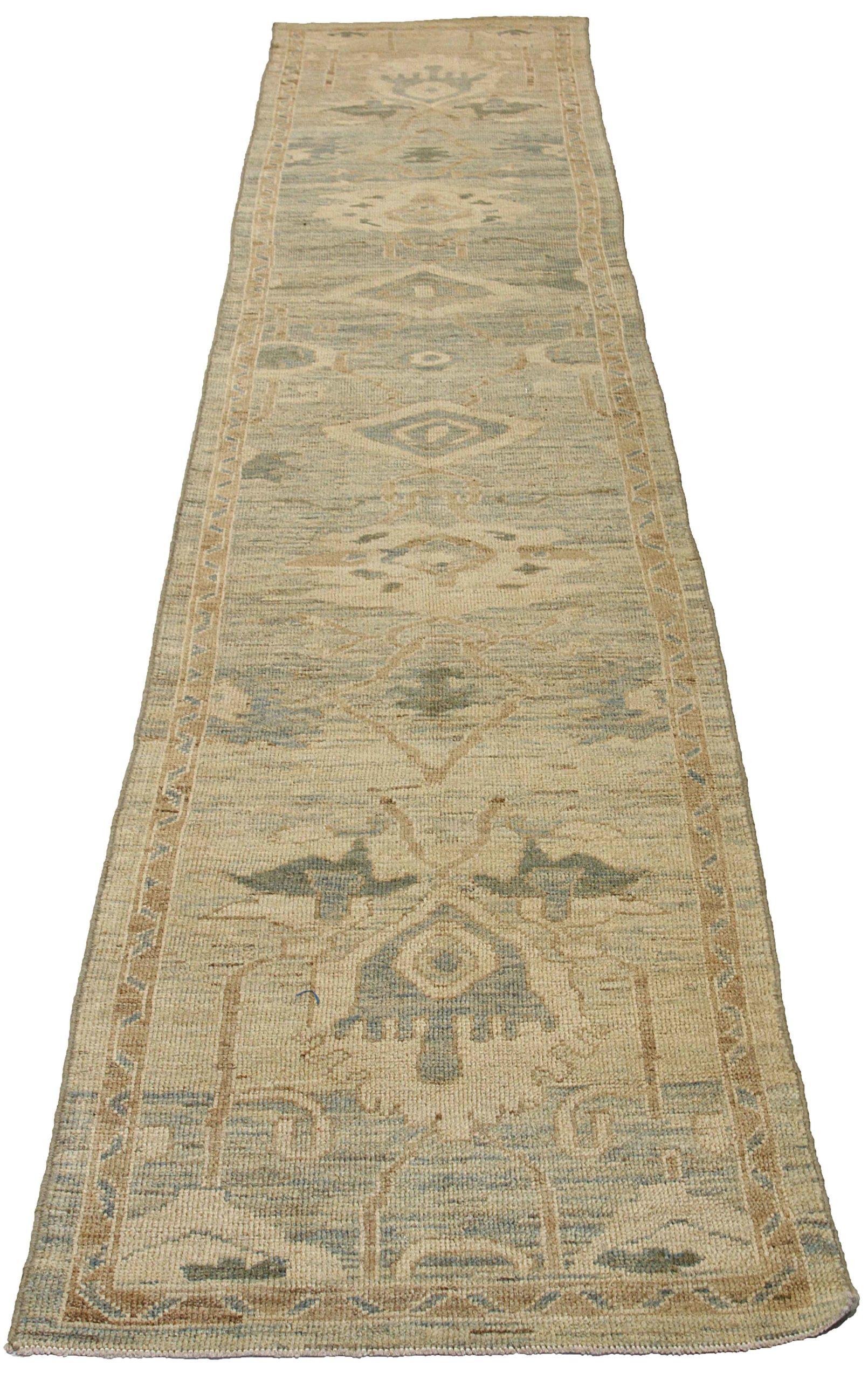 Scopri l'eleganza di questo tappeto Runner Oushak, unico nel suo genere, risalente al 1990. Progettato con una meticolosa attenzione ai dettagli, questo design esclusivo è perfetto per valorizzare il tuo spazio.