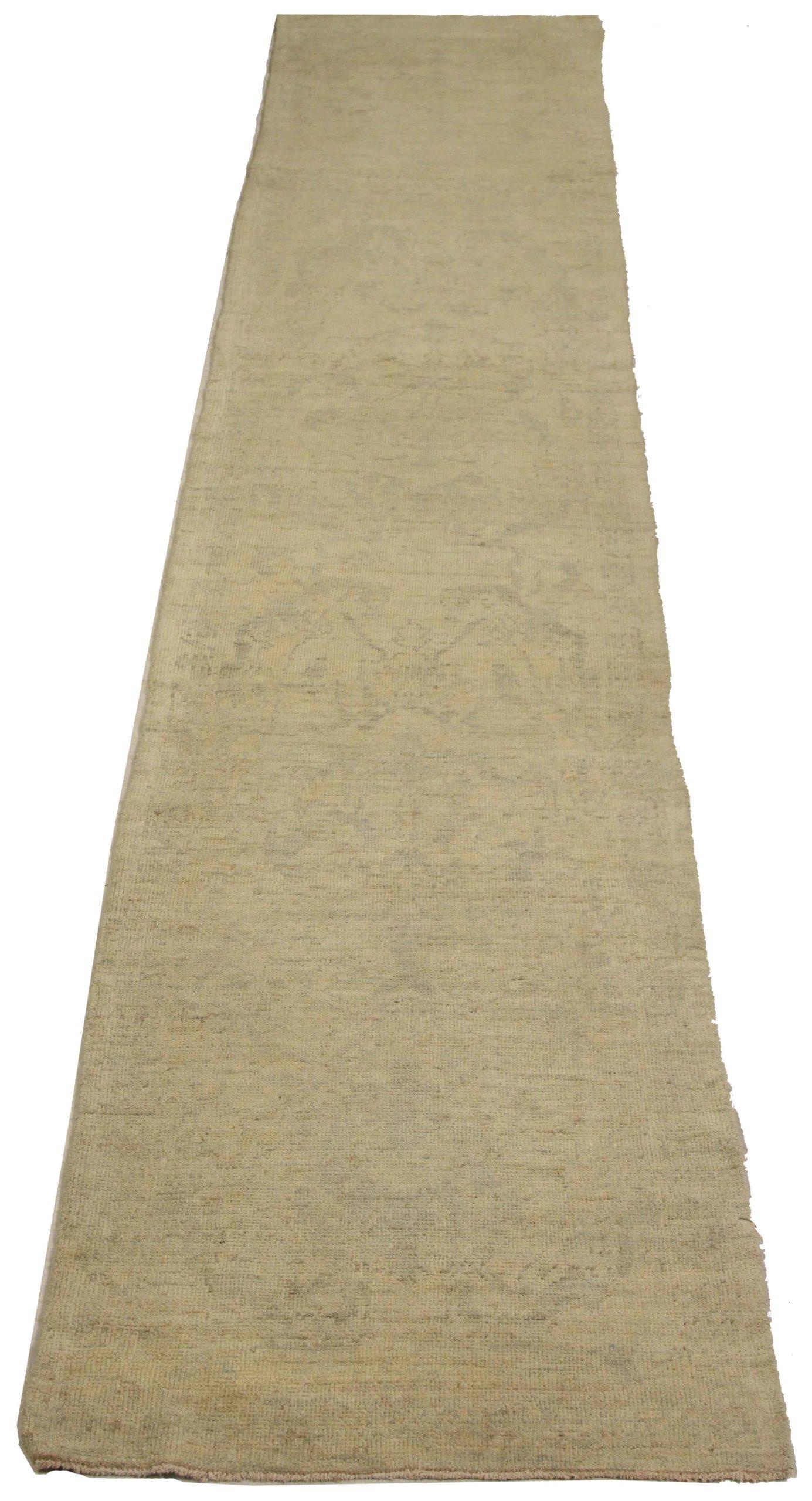 Entdecken Sie die Eleganz dieses einzigartigen Oushak-Teppichs mit Läufer aus der Zeit um 1990. Dieses exklusive Design, das mit viel Liebe zum Detail entworfen wurde, ist perfekt, um Ihren Raum zu verschönern.