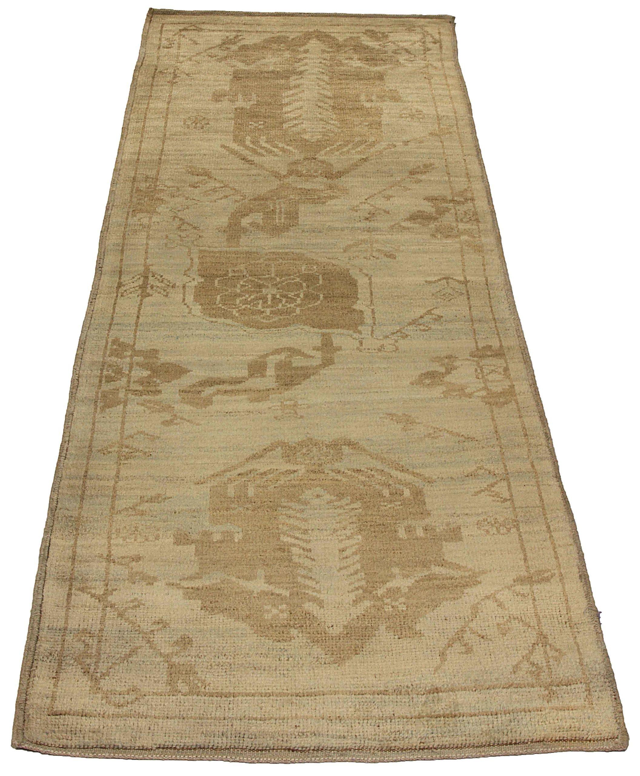 Scopri l'eleganza di questo tappeto Runner Oushak, unico nel suo genere, risalente al 1990. Progettato con una meticolosa attenzione ai dettagli, questo design esclusivo è perfetto per valorizzare il tuo spazio.
