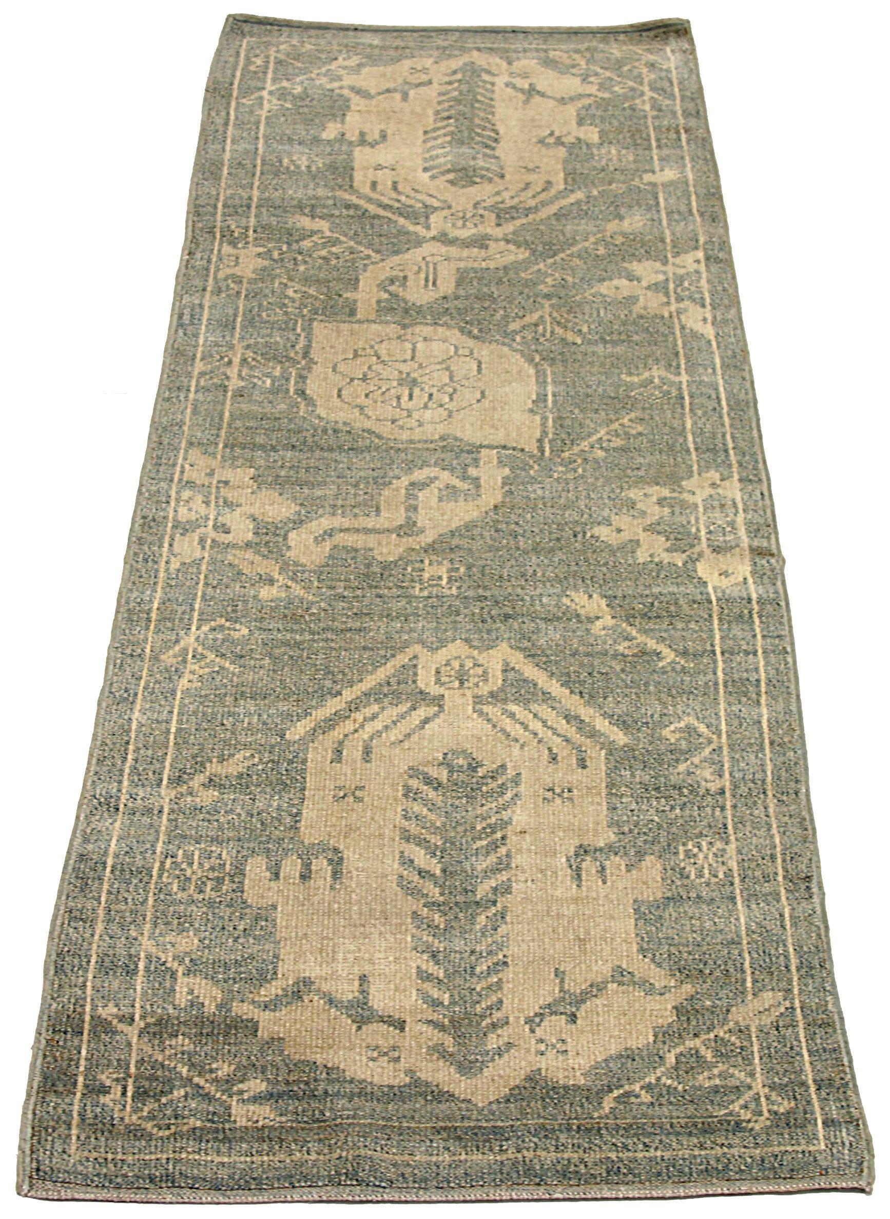 Scopri l'eleganza di questo tappeto Runner Oushak, unico nel suo genere, risalente al 1990. Progettato con una meticolosa attenzione ai dettagli, questo design esclusivo è perfetto per valorizzare il tuo spazio.