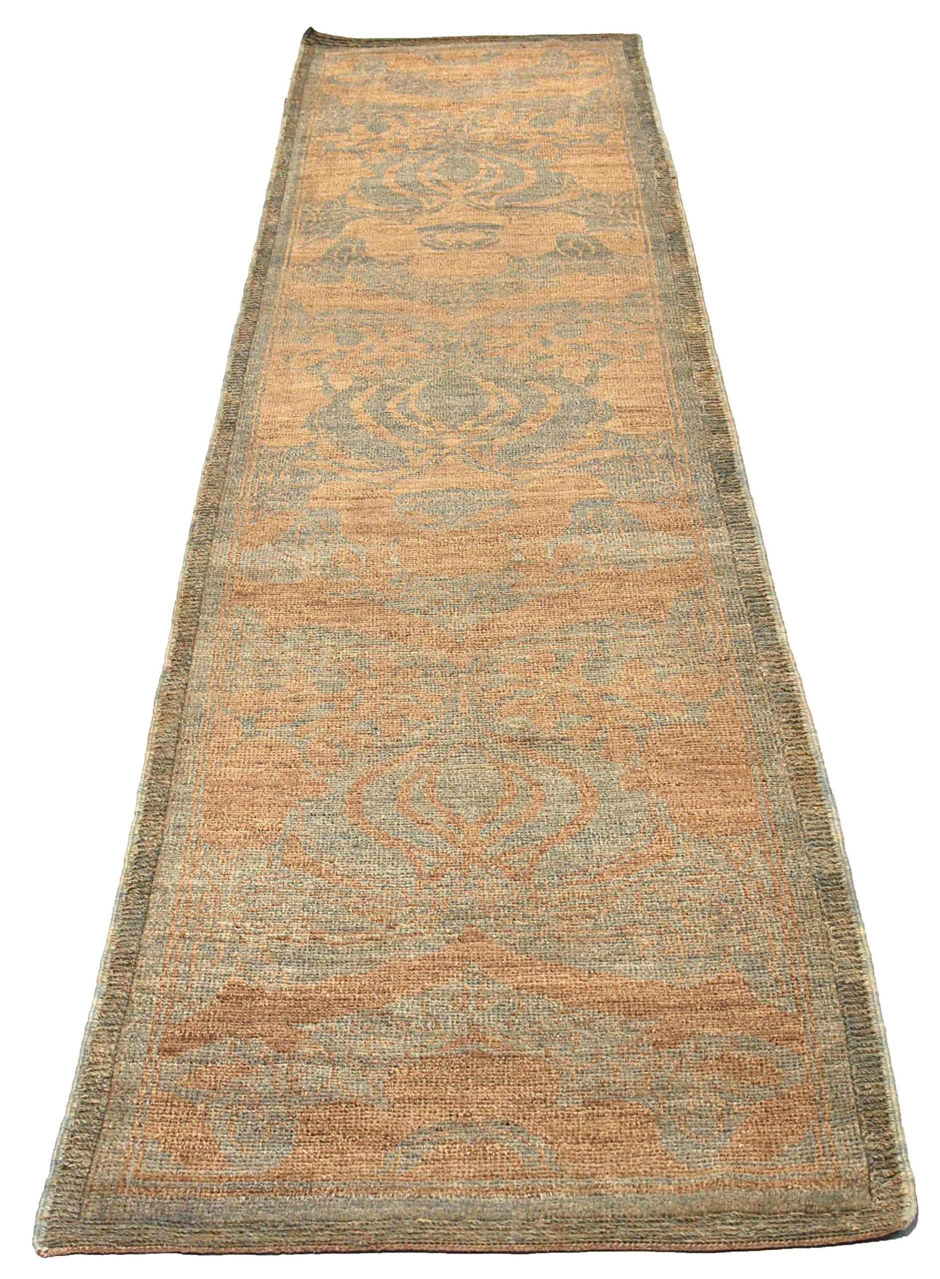 Scopri l'eleganza di questo tappeto Runner Oushak, unico nel suo genere, risalente al 1990. Progettato con una meticolosa attenzione ai dettagli, questo design esclusivo è perfetto per valorizzare il tuo spazio.