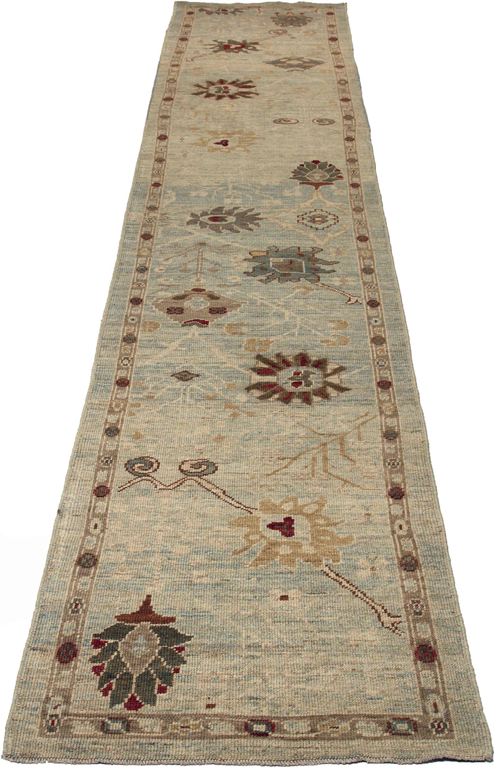 Scopri l'eleganza di questo tappeto Runner Oushak, unico nel suo genere, risalente al 1990. Progettato con una meticolosa attenzione ai dettagli, questo design esclusivo è perfetto per valorizzare il tuo spazio.