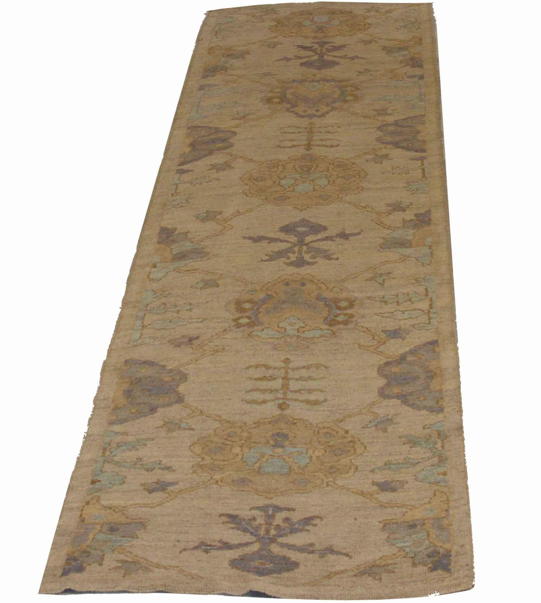 Scopri l'eleganza di questo tappeto Runner Oushak, unico nel suo genere, risalente al 1990. Progettato con una meticolosa attenzione ai dettagli, questo design esclusivo è perfetto per valorizzare il tuo spazio.