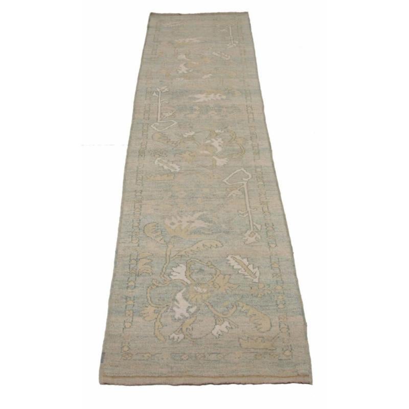Scopri l'eleganza di questo tappeto Oushak con caratteristiche uniche. Progettato con una meticolosa attenzione ai dettagli, questo design esclusivo è perfetto per valorizzare il tuo spazio.
