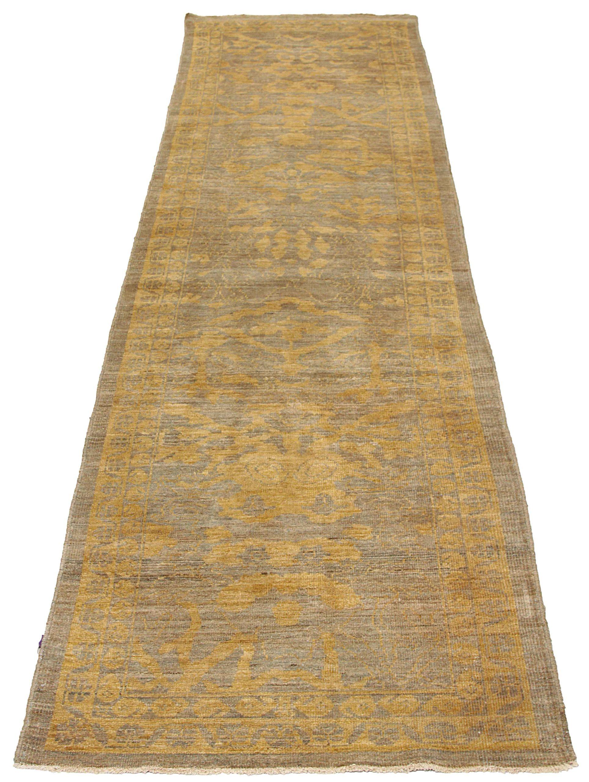 Entdecken Sie die Eleganz dieses einzigartigen Läuferteppichs von Oushak. Dieses exklusive Design, das mit viel Liebe zum Detail entworfen wurde, ist perfekt, um Ihren Raum zu verschönern.