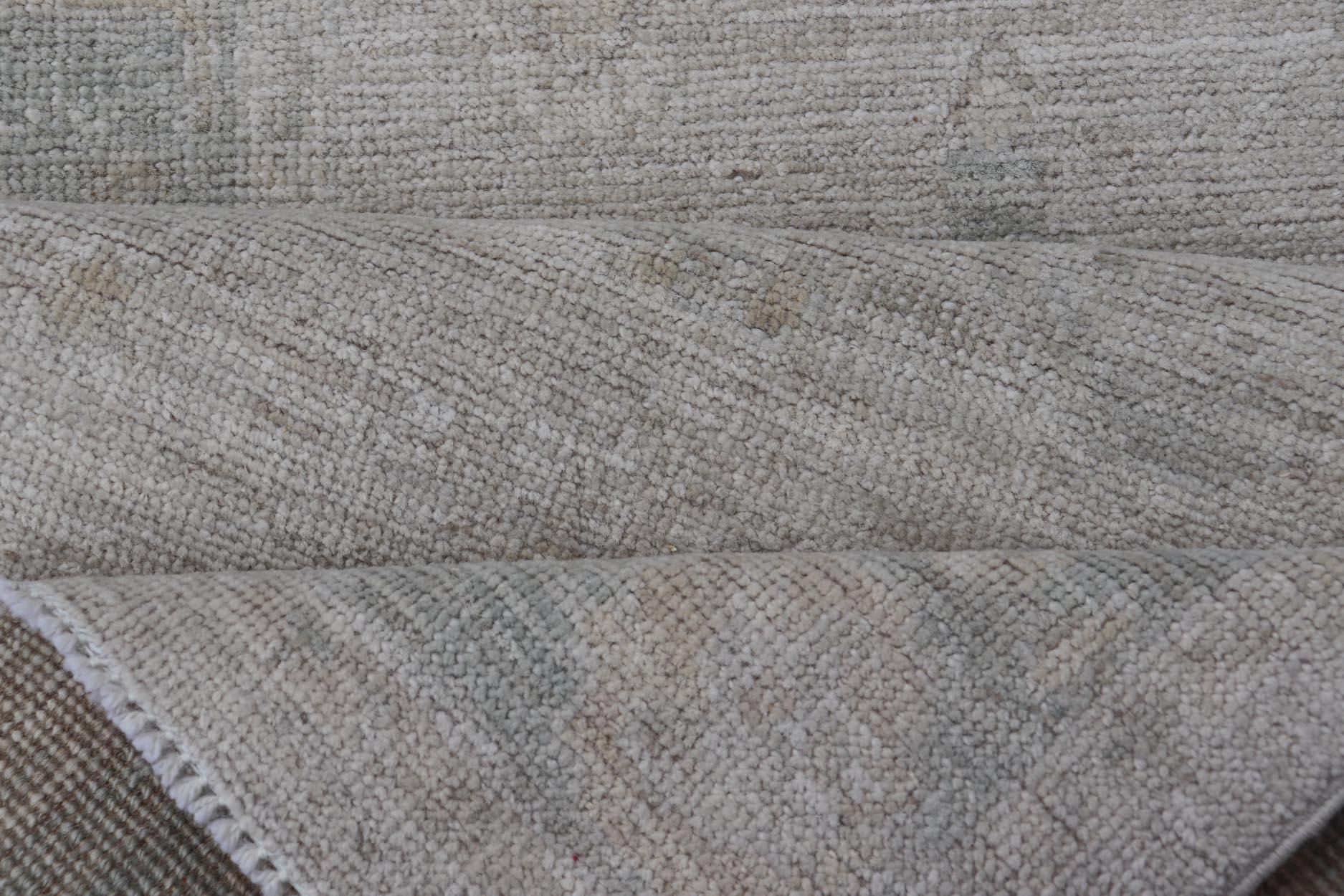 Runner Oushak con disegno a medaglioni su campo crema con blu 2'8 x 11'10 in vendita 4