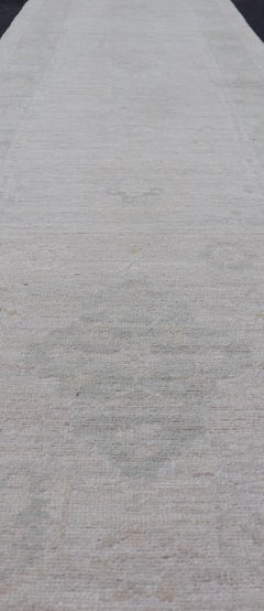 Oushak Läufer mit Medaillon Design auf einem cremefarbenen Feld mit Blues 2'8 x 11'10