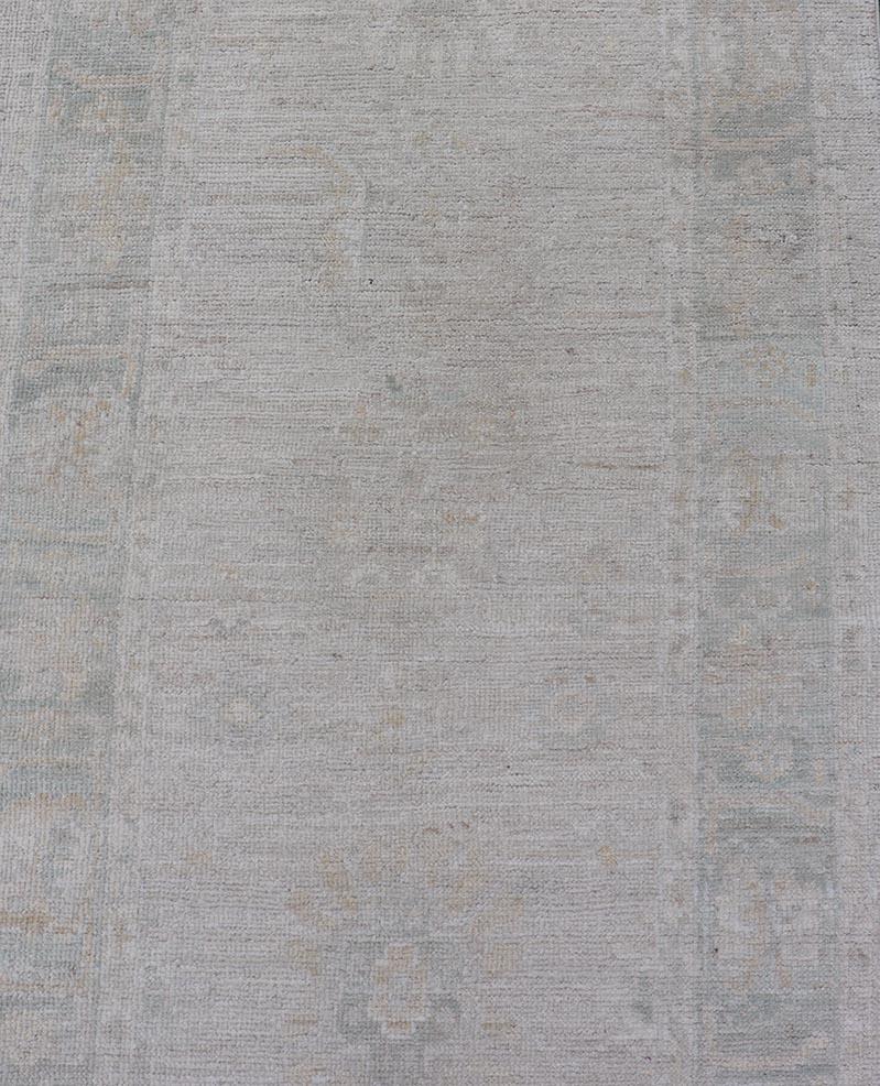 Afghano Runner Oushak con disegno a medaglioni su campo crema con blu 2'8 x 11'10 in vendita