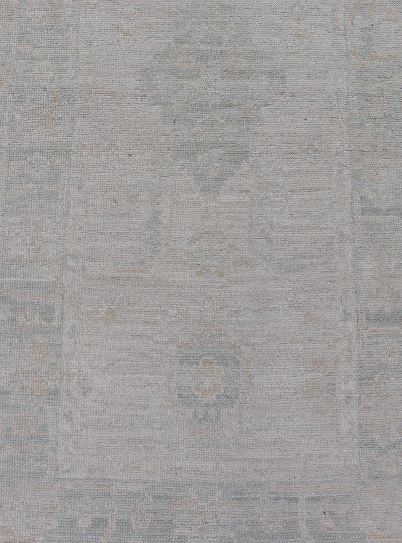 Annodato a mano Runner Oushak con disegno a medaglioni su campo crema con blu 2'8 x 11'10 in vendita