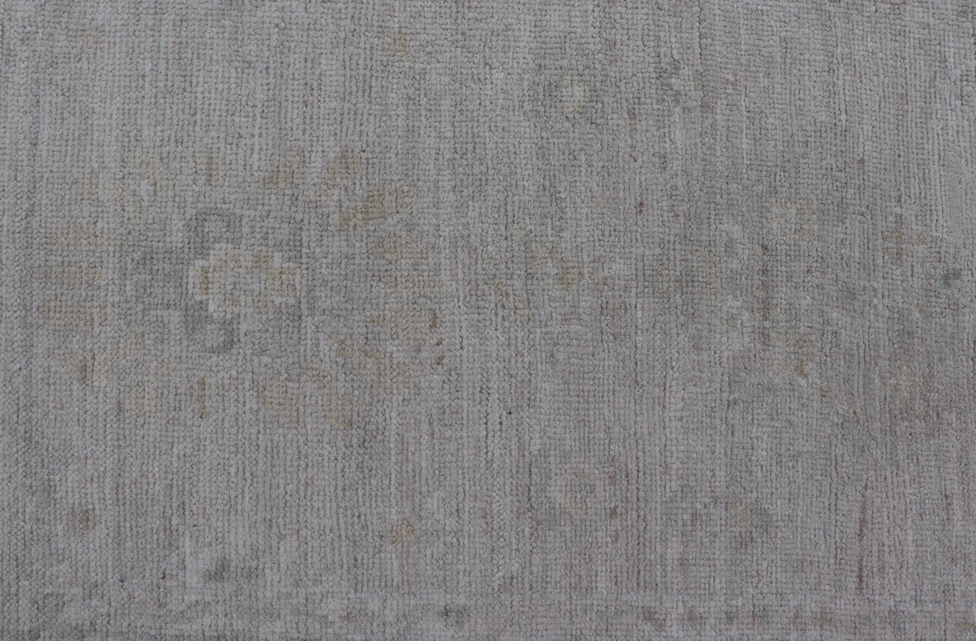 XXI secolo e contemporaneo Runner Oushak con disegno a medaglioni su campo crema con blu 2'8 x 11'10 in vendita