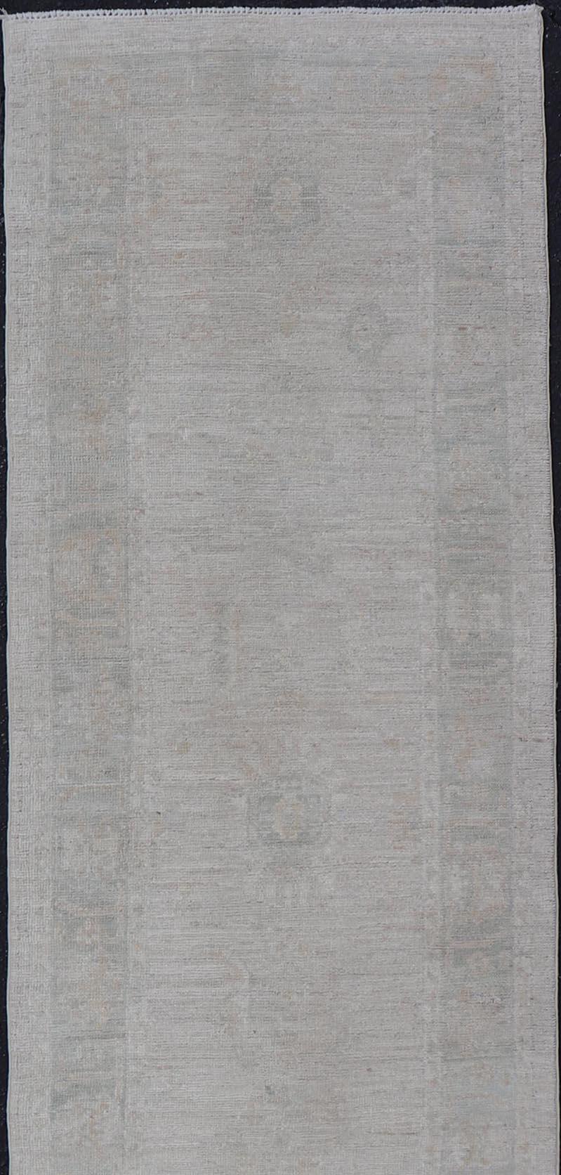 Lana Runner Oushak con disegno a medaglioni su campo crema con blu 2'8 x 11'10 in vendita