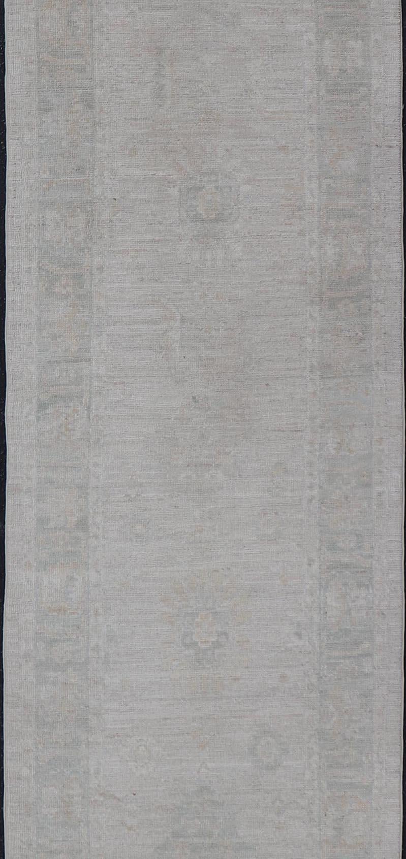 Runner Oushak con disegno a medaglioni su campo crema con blu 2'8 x 11'10 in vendita 1