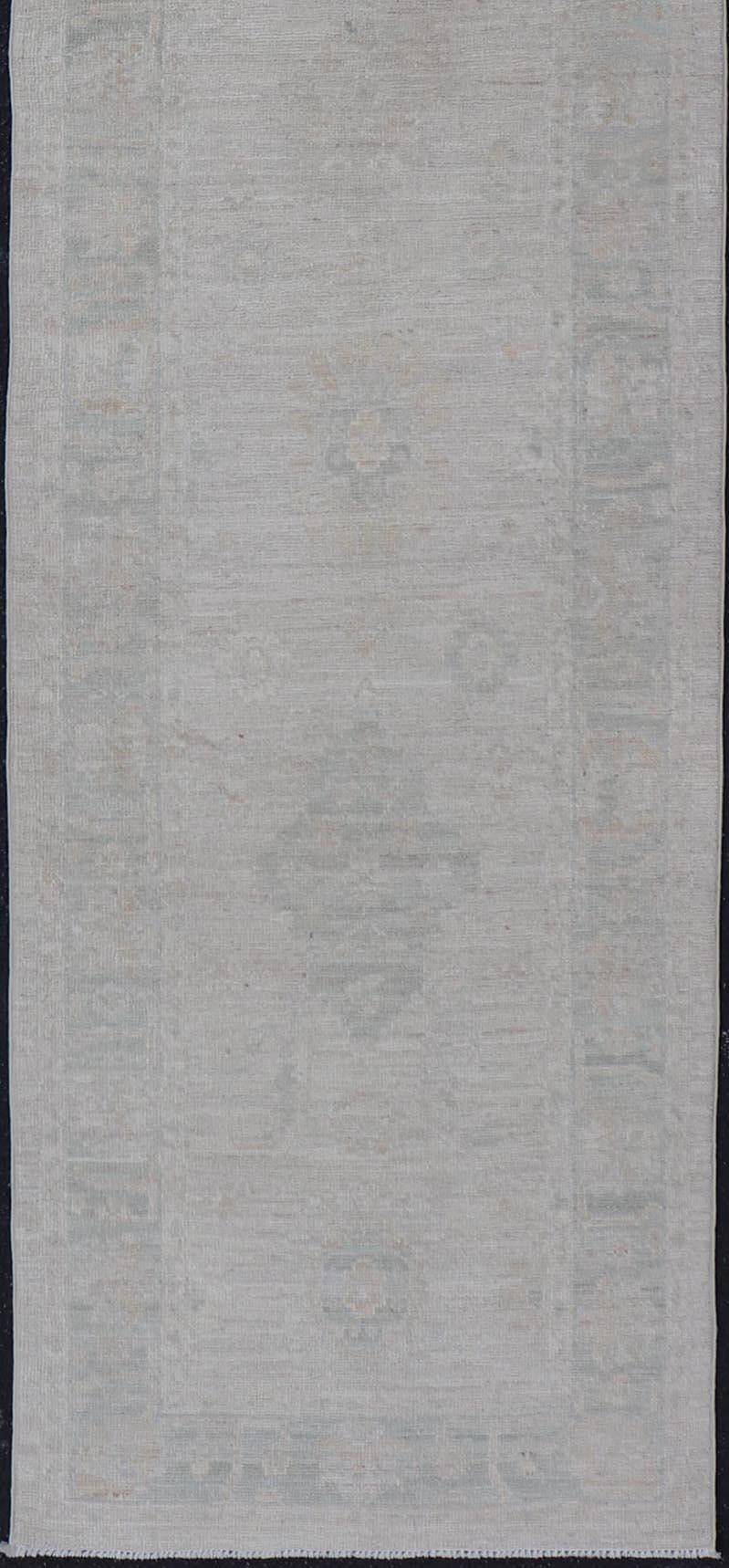Runner Oushak con disegno a medaglioni su campo crema con blu 2'8 x 11'10 in vendita 2