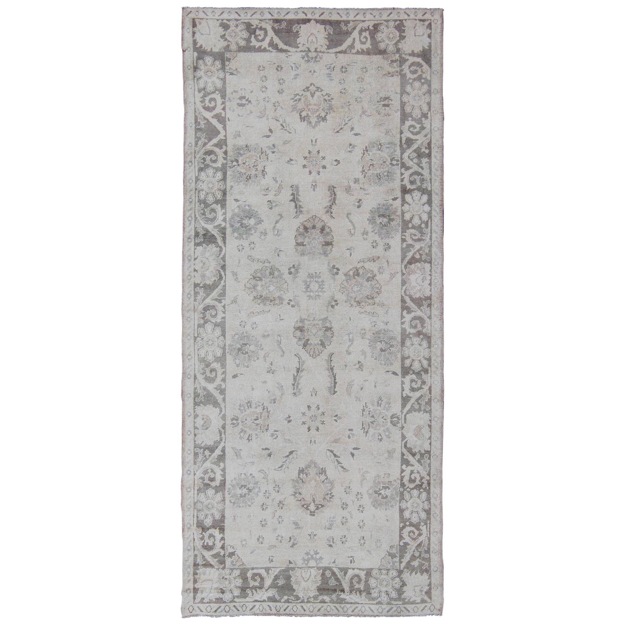 Tapis de couloir Oushak à motifs floraux/botaniques traditionnels en taupe, gris et crème