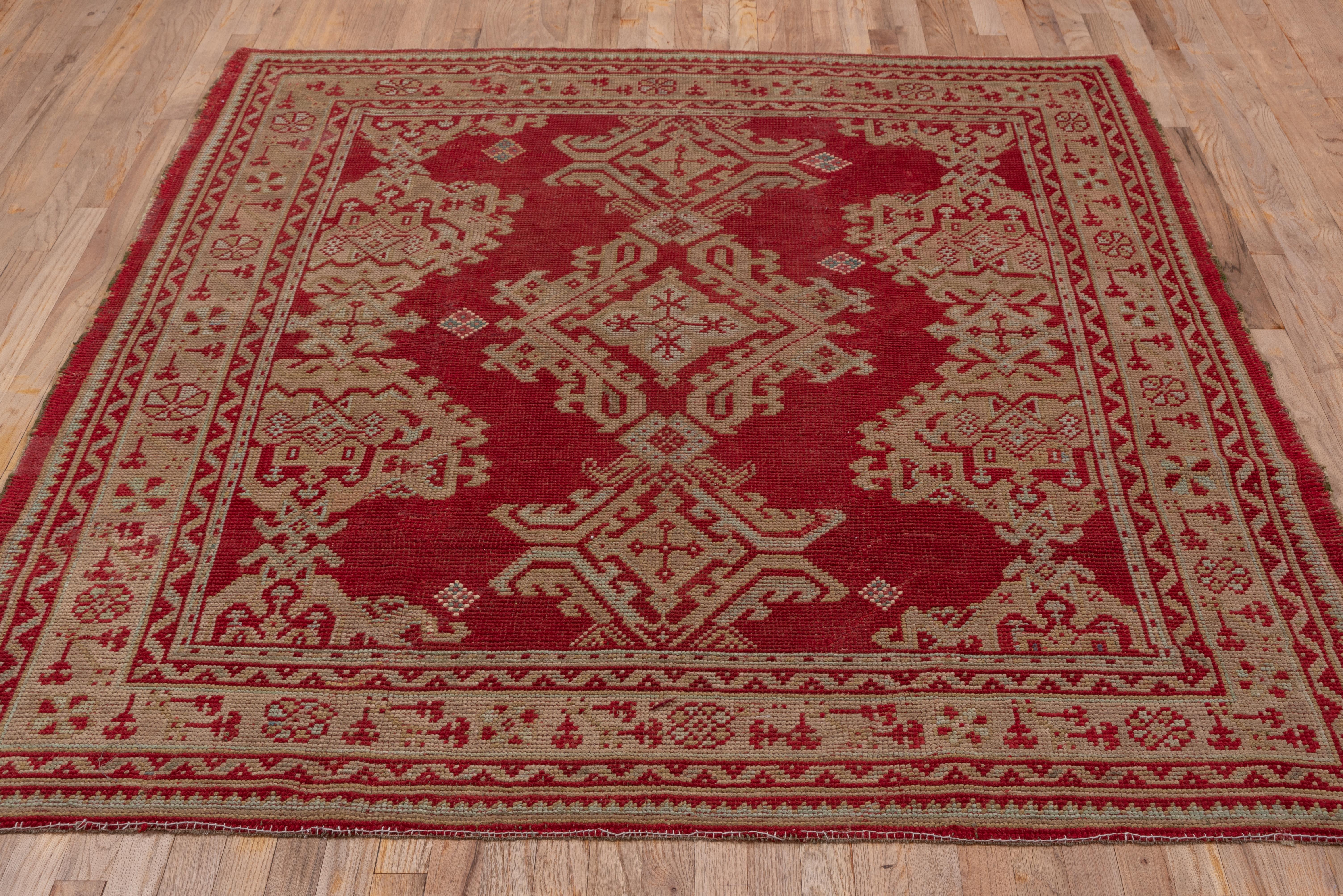 Il campo rosso della Turchia mostra una semplice colonna centrale Yaprak (foglia) con mezze colonne laterali a palmette. Il bordo verde chiaro presenta rosette e giacinti. Il rosso è ricco e caldo.