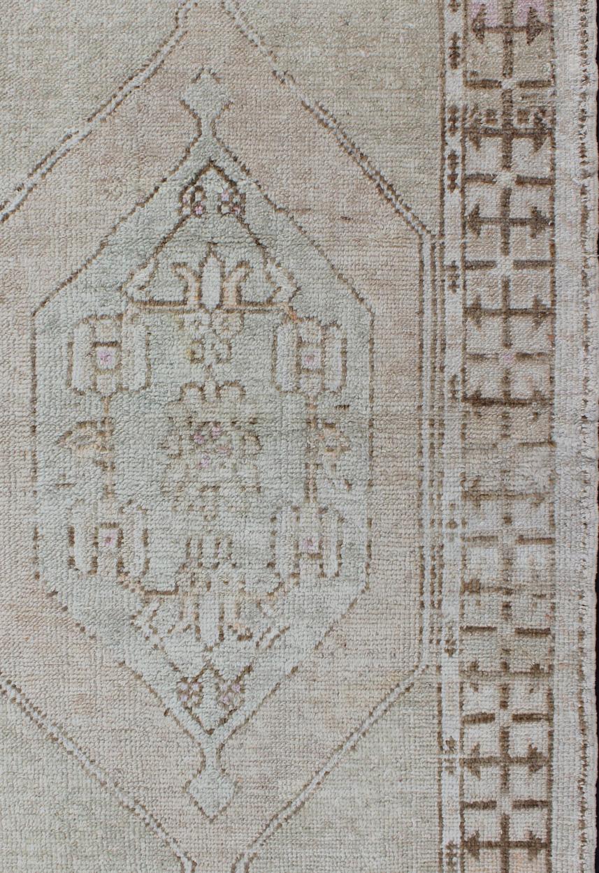Shades of browns, tans, and taupe's Oushak vintage rug from Turkey with layered medallion, Keivan Woven Arts / rug/EN-176367, country of origin / type: Turkey / Oushak, circa 1940

This muted vintage Turkish Oushak carpet rests beautifully on a
